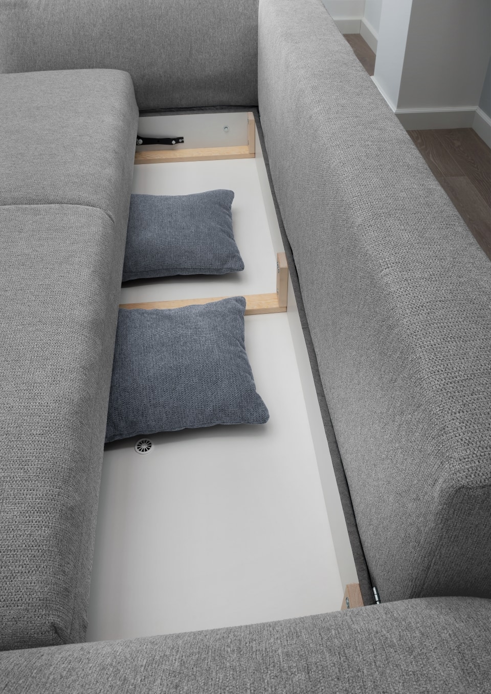 Benformato_Pera_4FAFBK_9752_ZK_9759-5 Detailblick auf das silberne 'Pera' Sofa – Komfort in edlem Look