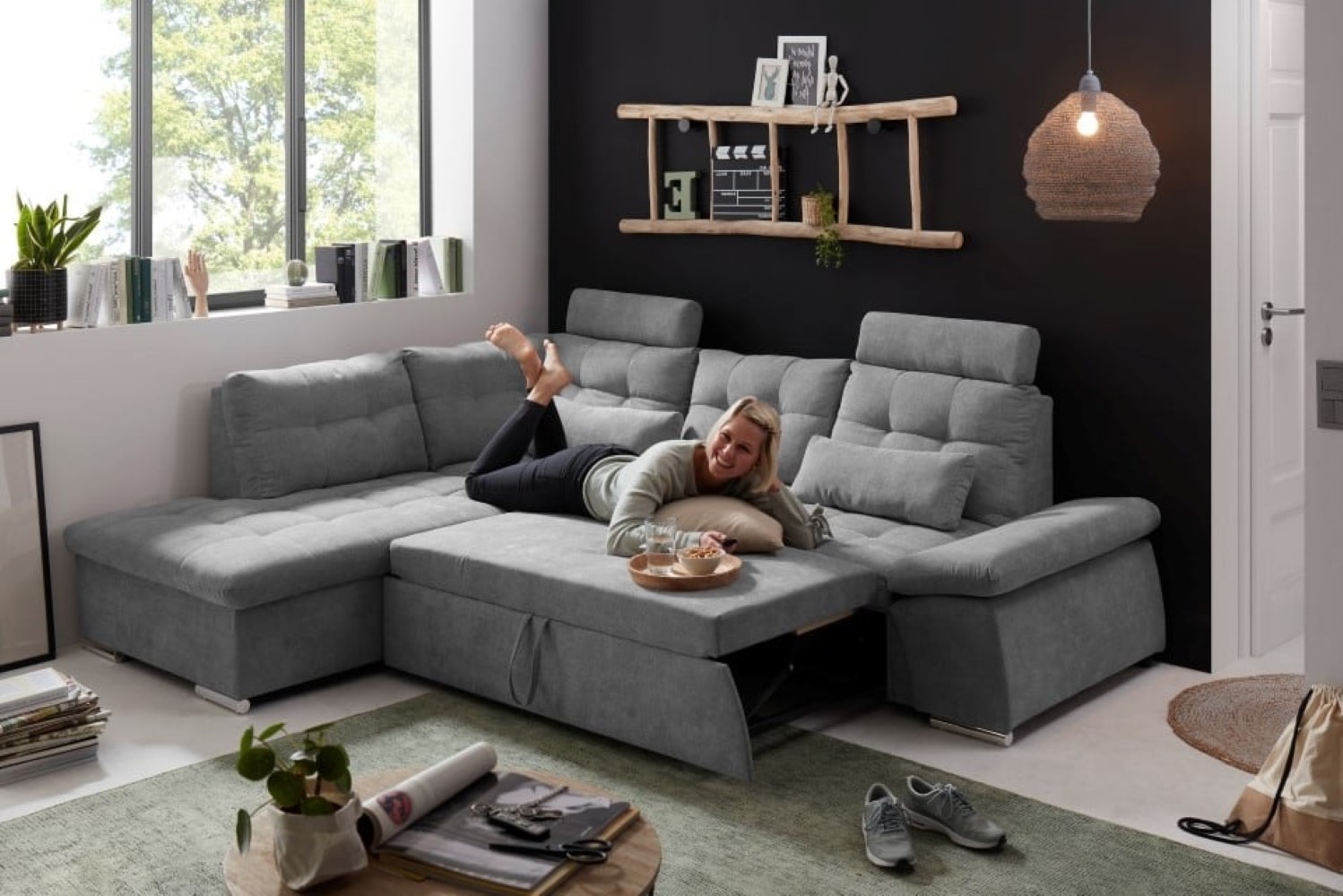 Nalo-2F-Rec_Uran-03-dark-grey_Milieu_Model_Fkt889mJxP7HhYgF Modernes Dunkelgrau: Das Nalo Schlafsofa in Dark Grey für zeitlose Raffinesse