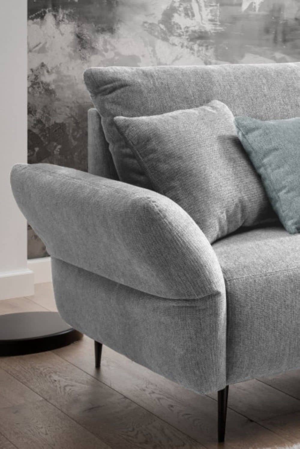 Ecksofa Vardo von Benformato: Stilvolle Eleganz in Mikrofaser mit verstellbaren Armlehnen und beidseitiger Montage, erhältlich in 5 Farben Ecksofa Vardo von Benformato: Stilvolle Eleganz in Mikrofaser mit verstellbaren Armlehnen und beidseitiger Montage, erhältlich in 5 Farben