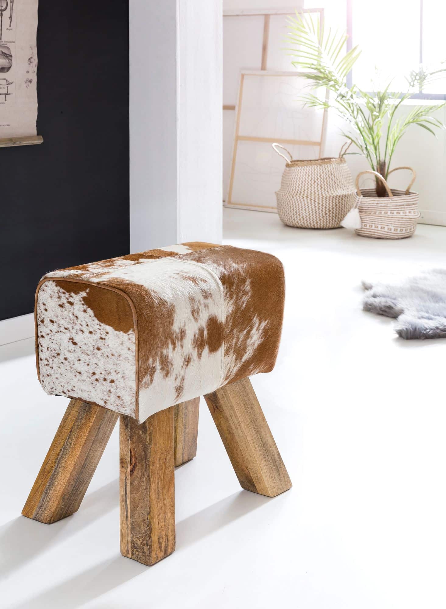 43734-WOHNLING-Design-Turnbock-Sitzhocker-Ziegenfel Landhaus-Eleganz: Exklusiver Sitzhocker mit Haarleder und Mango-Holz von Myhomelando