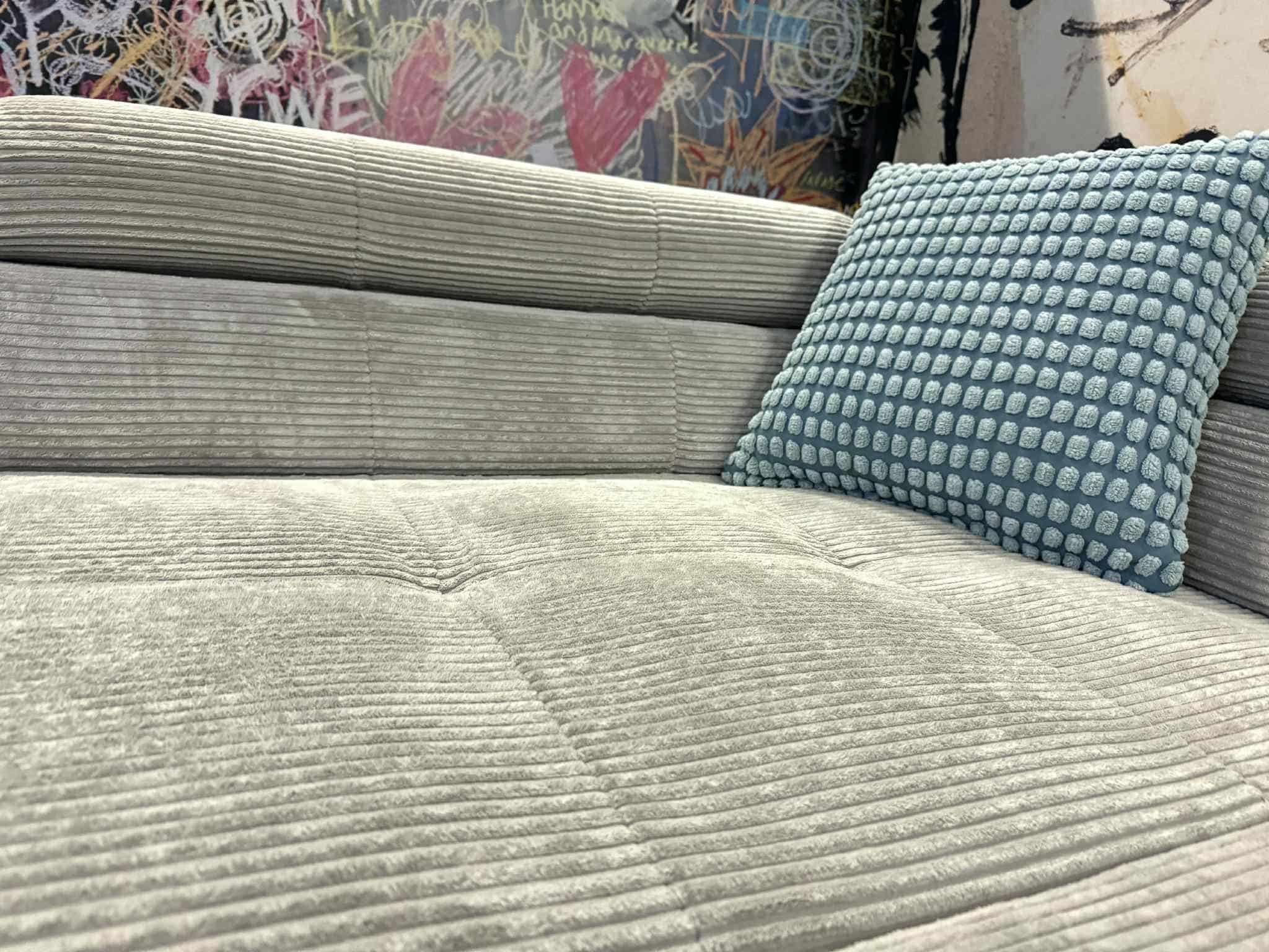 Ecksofa Alvio Sand Breitcord – Komfortsofa mit Kopflehnen Ecksofa Alvio Sand Breitcord – Komfortsofa mit Kopflehnen