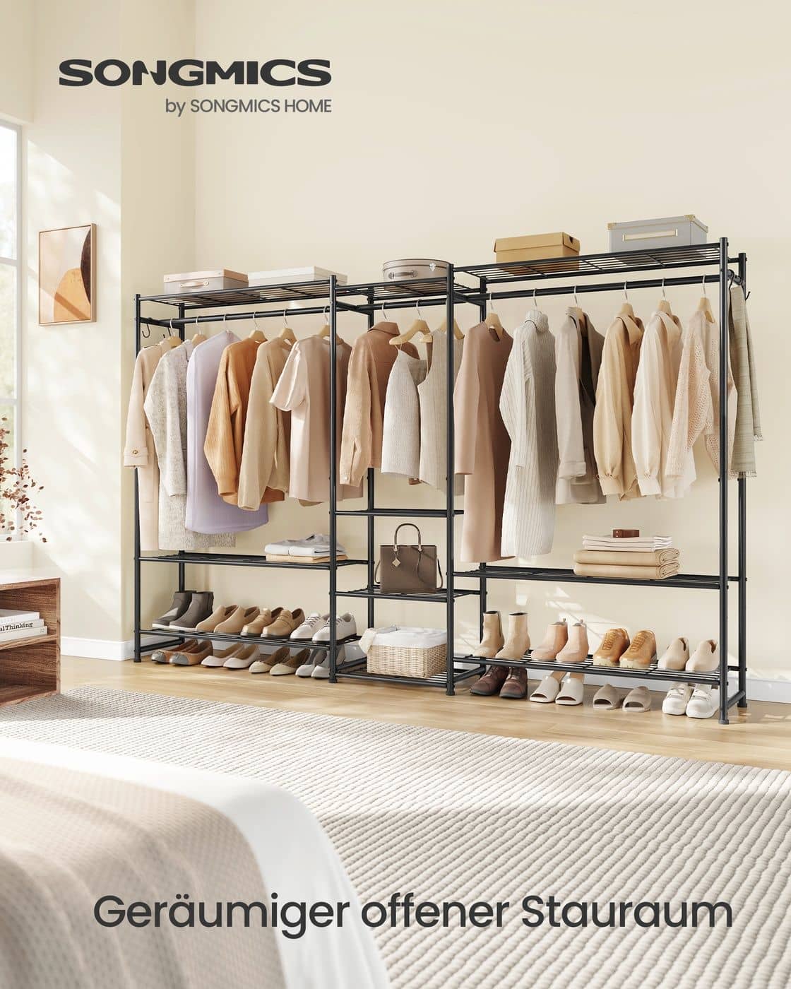 Offener Kleiderschrank mit 10 Ablagen und 3 Kleiderstangen