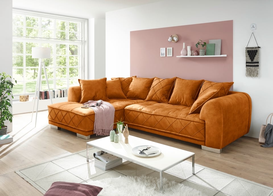 Sentina_Salvador_08-amber-Milieu Warmes Flair: Das ED Exciting Design Sofa Sentina in strahlendem Amber – Beidseitig montierbar, mit Nosagfederung für ein luxuriöses Wohnerlebnis