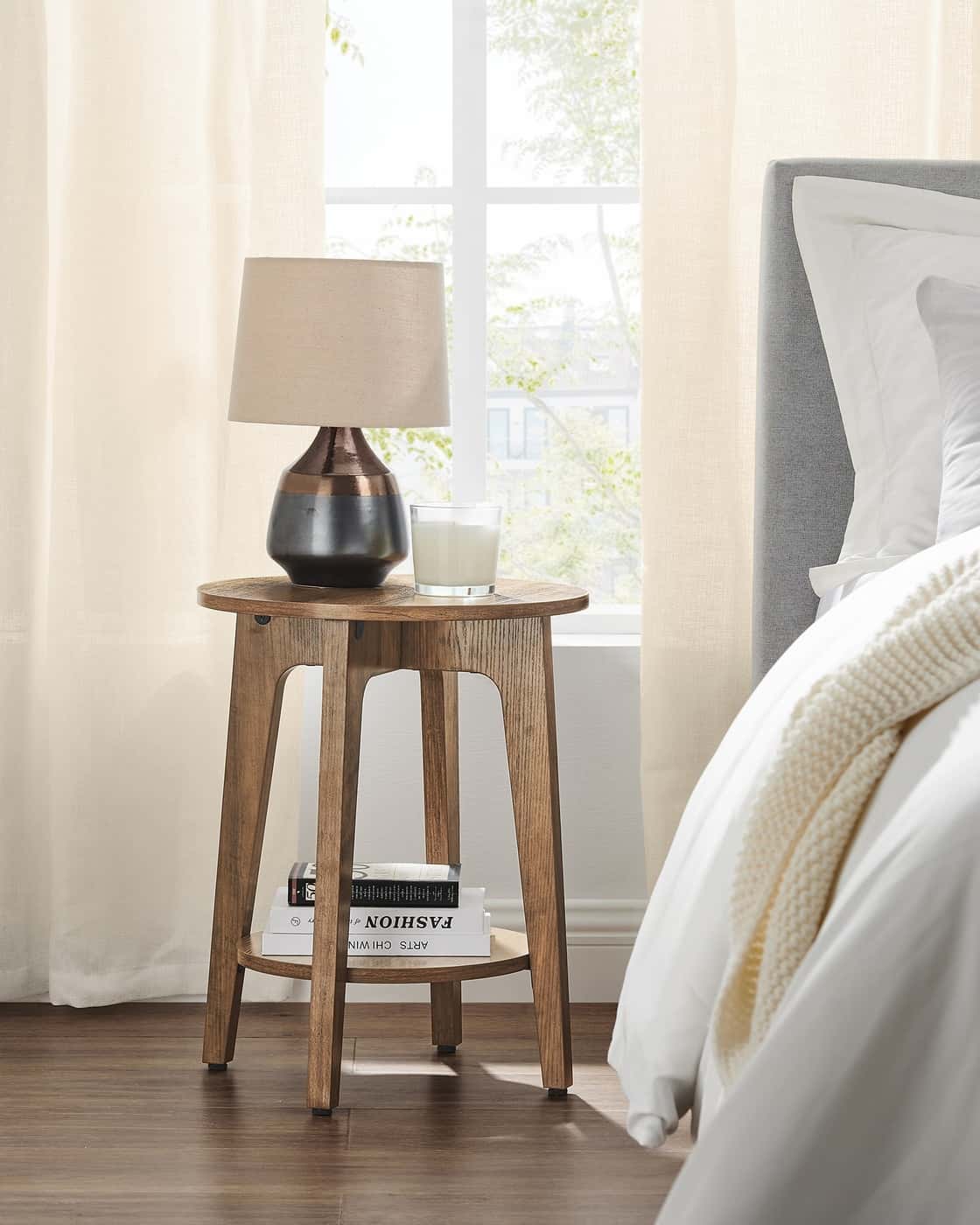 Beistelltisch mit unterer Ablage in modernem Stil