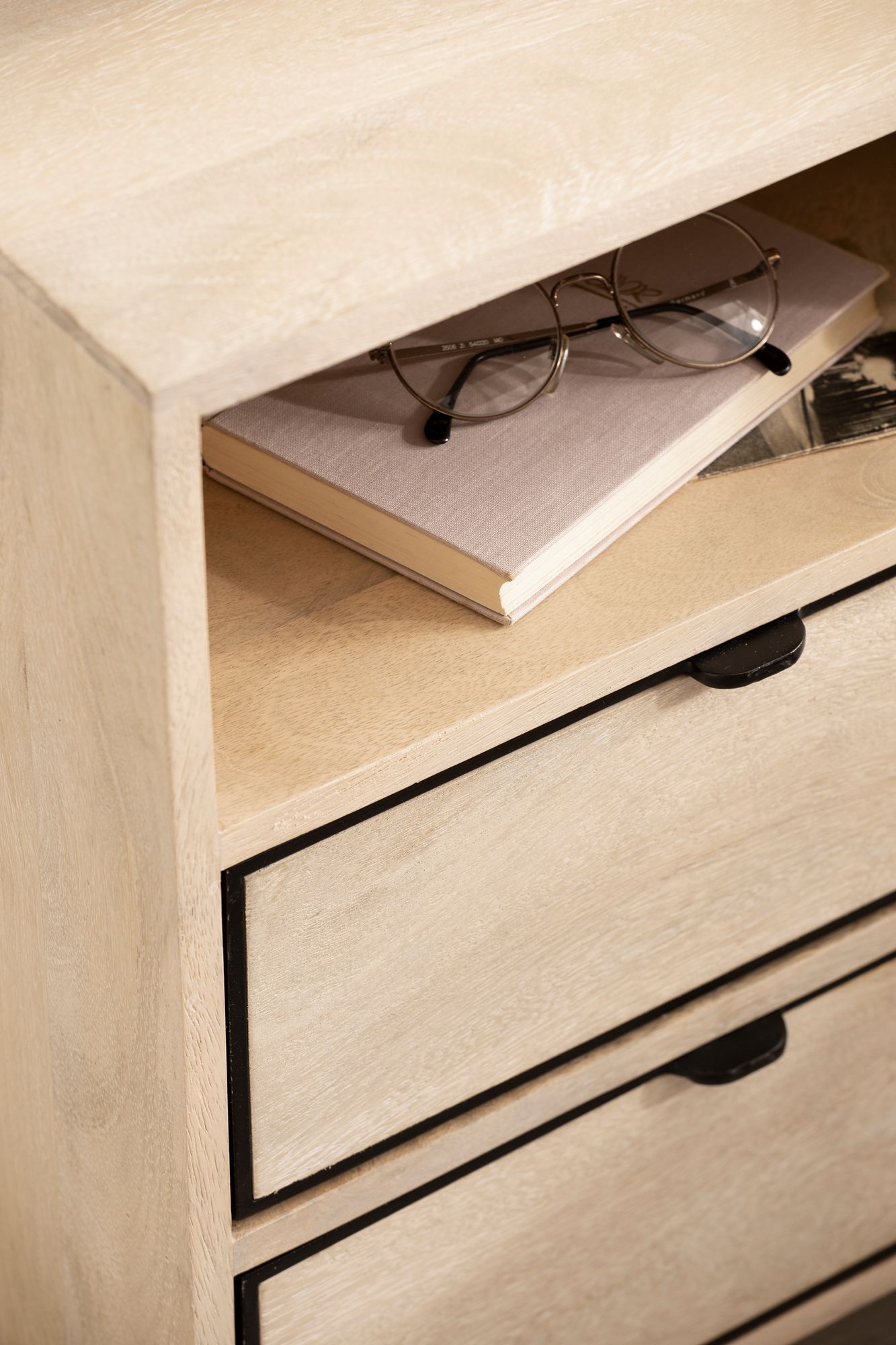 Nachttisch Mango Massivholz / Metall 43x60x30 cm Nachtschrank Boxspringbett Nachttisch Mango Massivholz / Metall 43x60x30 cm Nachtschrank Boxspringbett