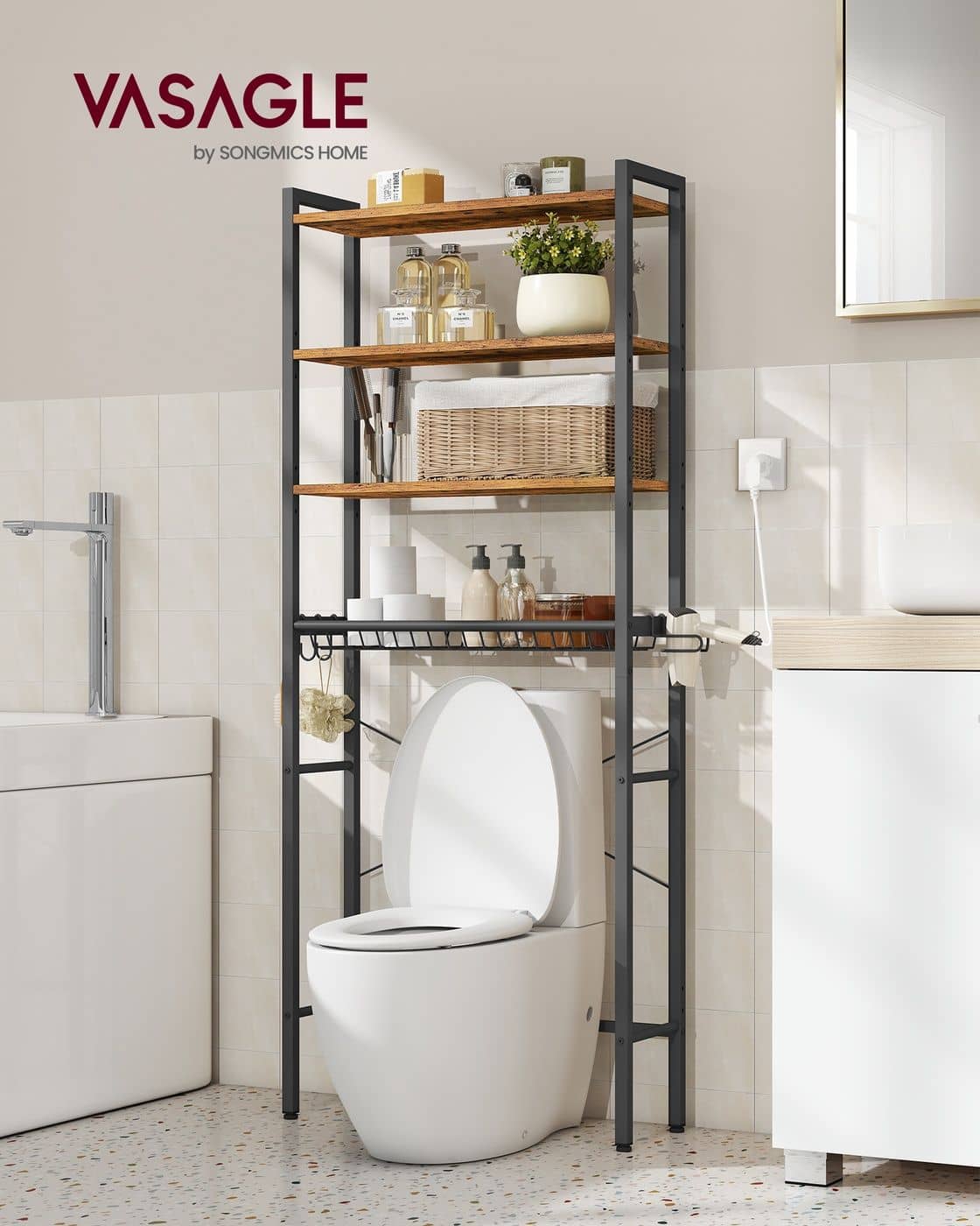 Badezimmerregal über der Toilette spart Platz und ordnet Utensilien Badezimmerregal über der Toilette spart Platz und ordnet Utensilien