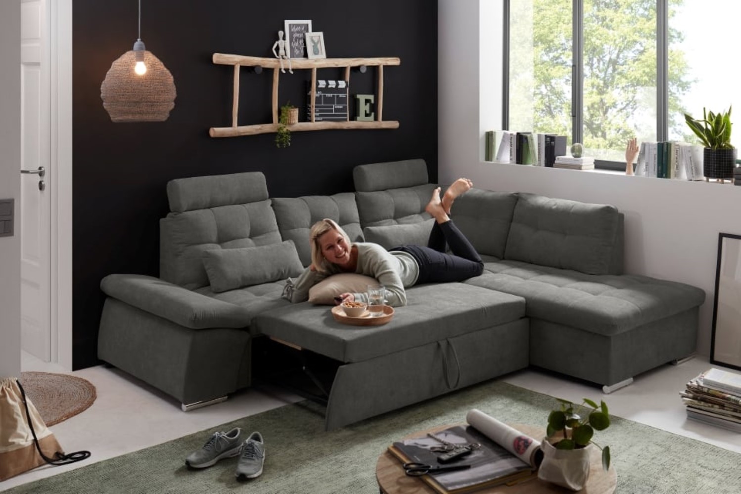 Nalo-2F-Rec_Uran-09-stone_Milieu_Model_Fkt Entdecken Sie Steingrau: Nalo Schlafsofa für zeitlose Eleganz im Wohnbereich