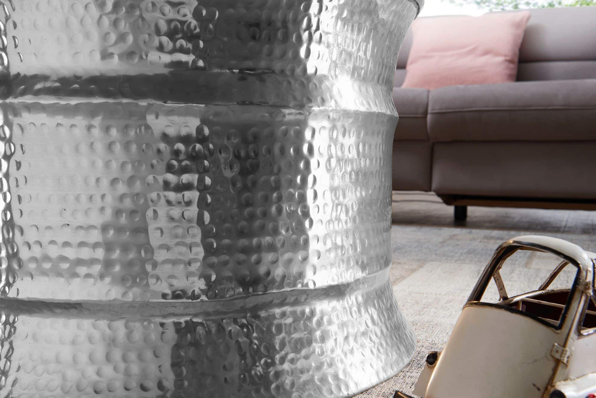 46272-WOHNLING-Couchtisch-KARAM-60x60x40-cm-Alumi_3 Couchtisch 62x41x62cm Aluminium Silber Beistelltisch orientalisch rund | Flacher Hammerschlag Sofatisch Metall | Design Wohnzimmertisch modern | Loungetisch indisch Stubentisch klein