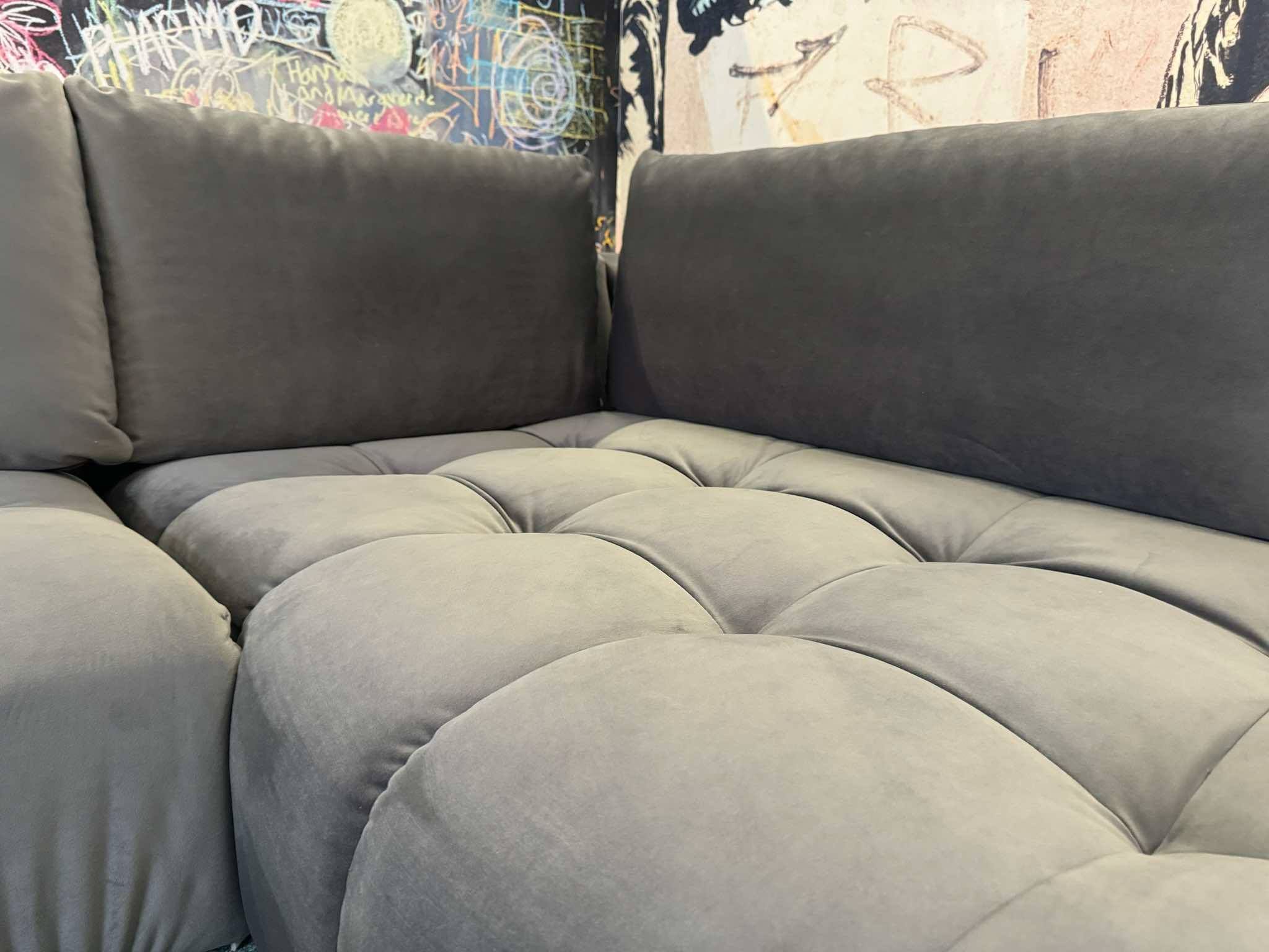 Ecksofa Azita Samtoptik Grau – Ausstellungsstück Myhomelando Ecksofa Azita Samtoptik Grau – Ausstellungsstück Myhomelando