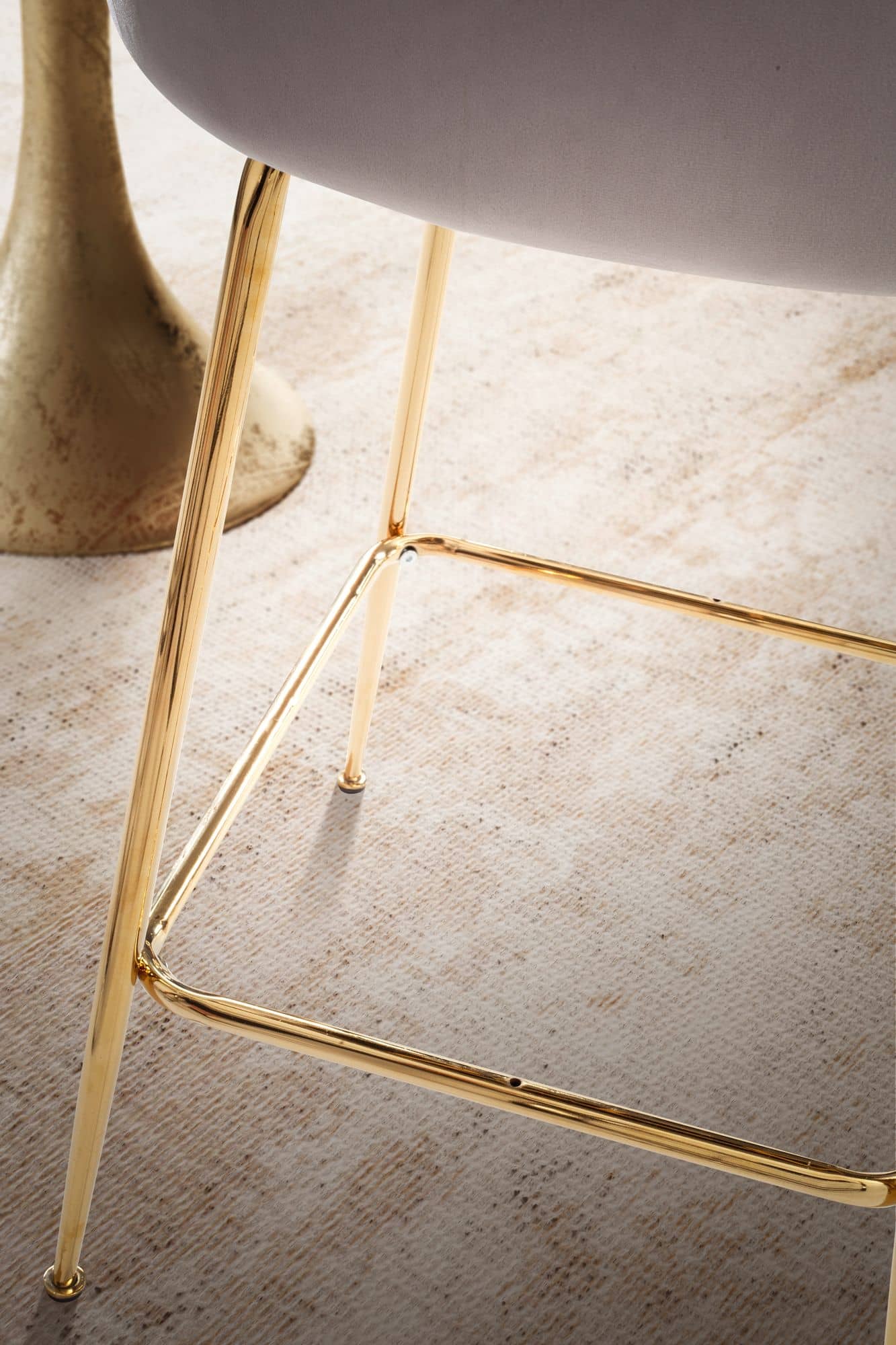 2er Set Barhocker Samt Beige Hocker mit Lehne & goldenen Beinen 2er Set Barhocker Samt Beige Hocker mit Lehne & goldenen Beinen