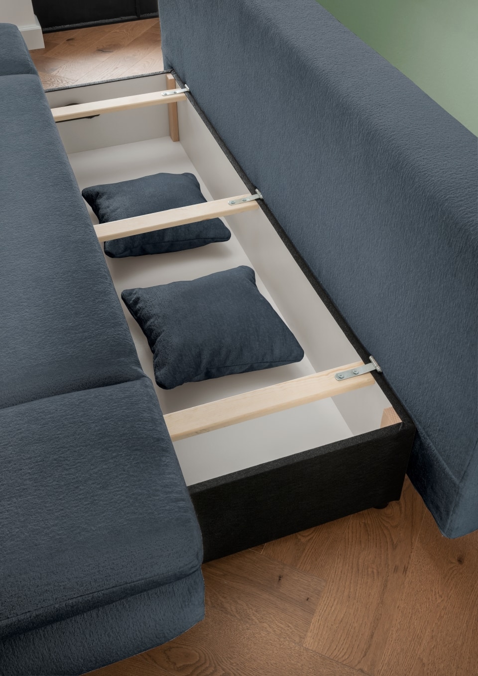 Benformato_Dale_2FAFBK_6904_F06-5 Orsa Dunkelblau: Eintauchen in luxuriösen Komfort mit Benformato Sofa Dale