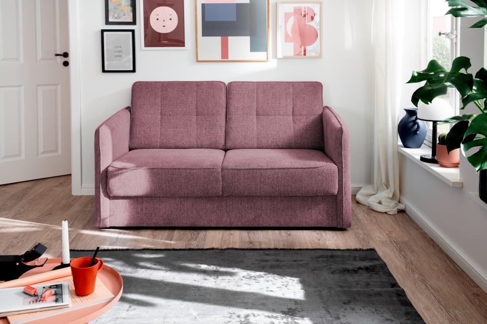 Benformato_Milano_2F_9755-1 Sofa Milano in Brombeere: Luxus-Mikrofaser und Einzelausziehfunktionen