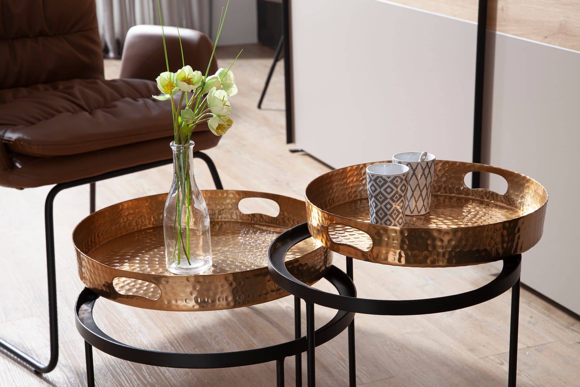 63452-WOHNLING-Beistelltisch-2er-Set-Gold-Schwarz-Metall-Hammerschlag-Satztisch-Rund-Couchtisch-abnehmbares-Tablett-Tabletttisch-Sofa-2-teilig-Modern-Runder-Sofatisch-fuers-hoch-s Beistelltisch 2er Set Gold / Schwarz Metall Hammerschlag Satztisch Rund