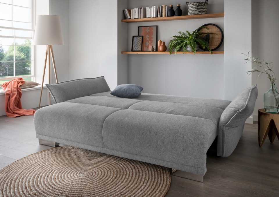 Benformato_Pera_4FAFBK_9752_ZK_9759-4 Funktionalität trifft Eleganz: Silbernes Sofa 'Pera' mit Schlaffunktion