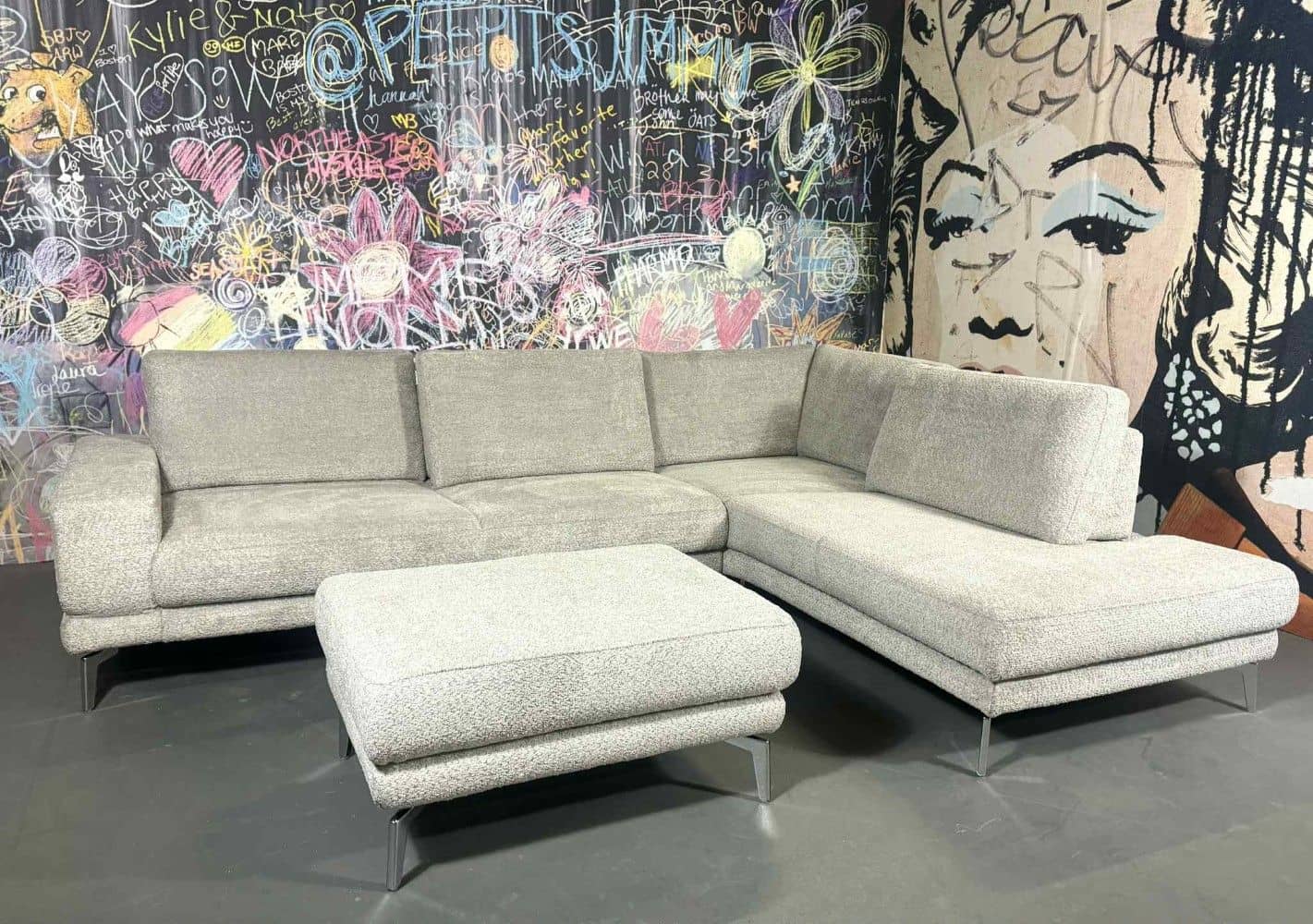 Sofa Soso Hellgrau mit Sitztiefenverstellung & Hocker | Mikrofaser Teddy-Stoff