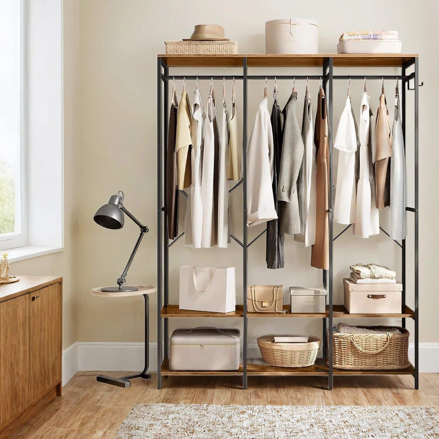 Kleiderschrank offen, Kleiderständer, Garderobe mit Kleiderstange Kleiderschrank offen, Kleiderständer, Garderobe mit Kleiderstange