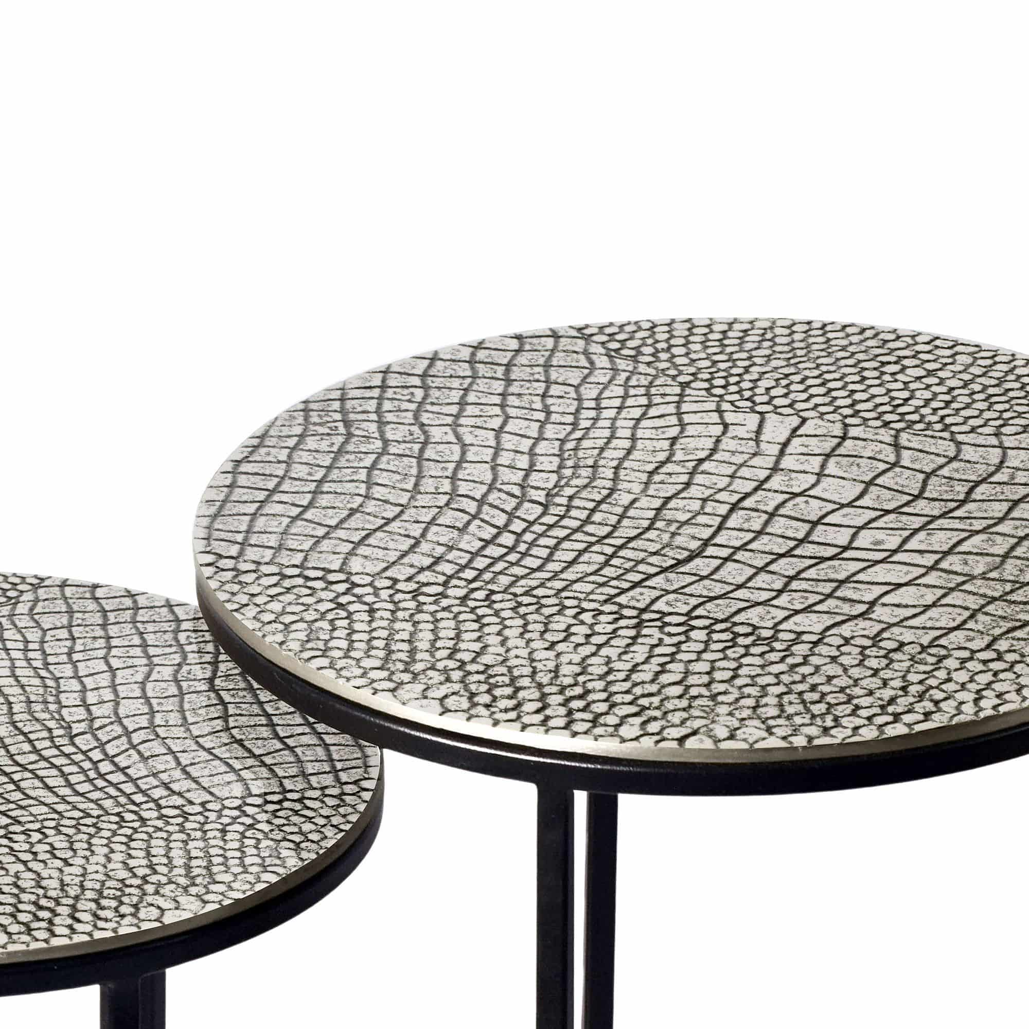 Satztisch Metall 2er Set rund silber - Beistelltisch Aluminium Tischplatten mit Muster - Design Couchtisch Anstelltisch modern Eisen Gestell - Dekotisch Wohnzimmertisch Handmade