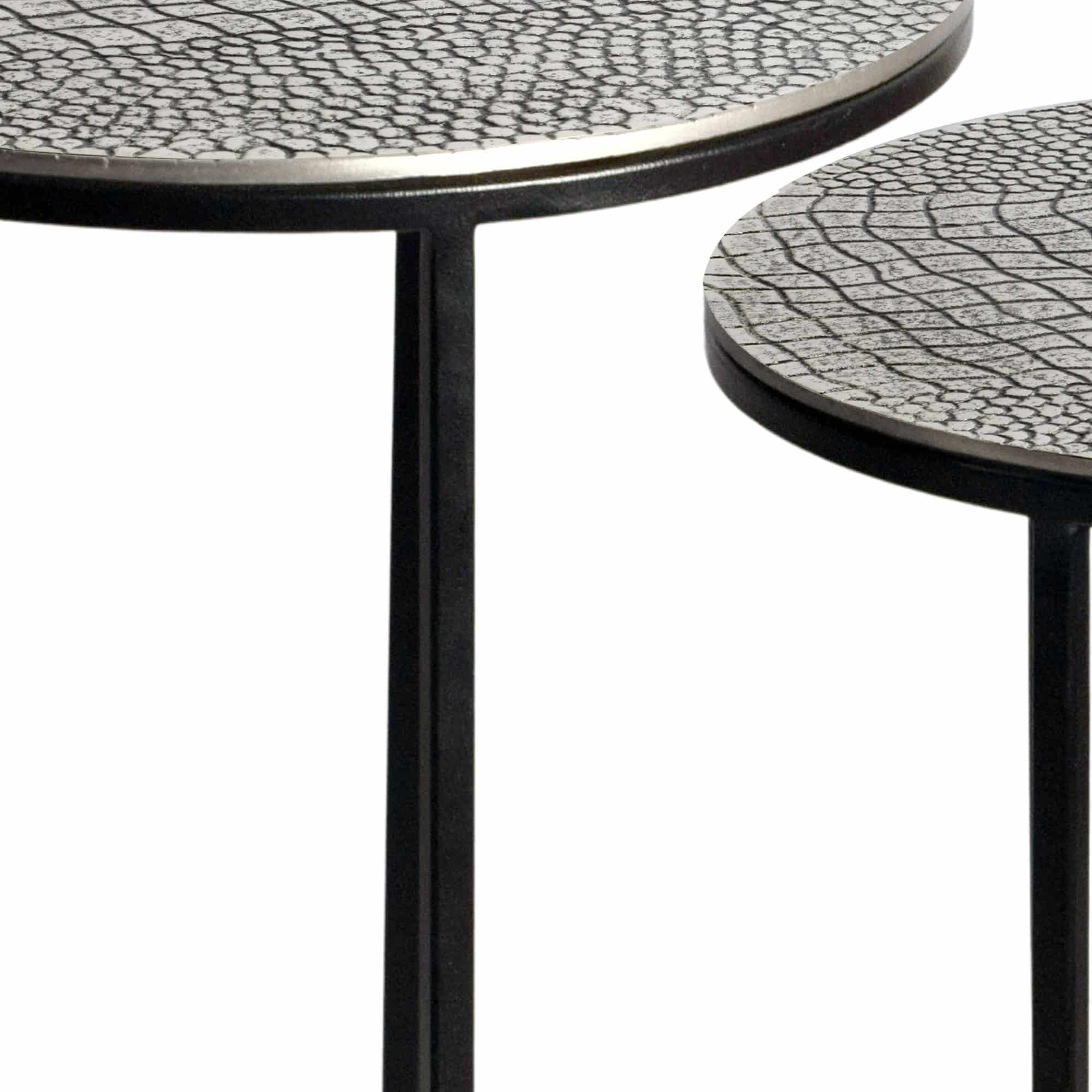 Satztisch Metall 2er Set rund silber - Beistelltisch Aluminium Tischplatten mit Muster - Design Couchtisch Anstelltisch modern Eisen Gestell - Dekotisch Wohnzimmertisch Handmade Satztisch Metall 2er Set rund silber - Beistelltisch Aluminium Tischplatten mit Muster - Design Couchtisch Anstelltisch modern Eisen Gestell - Dekotisch Wohnzimmertisch Handmade