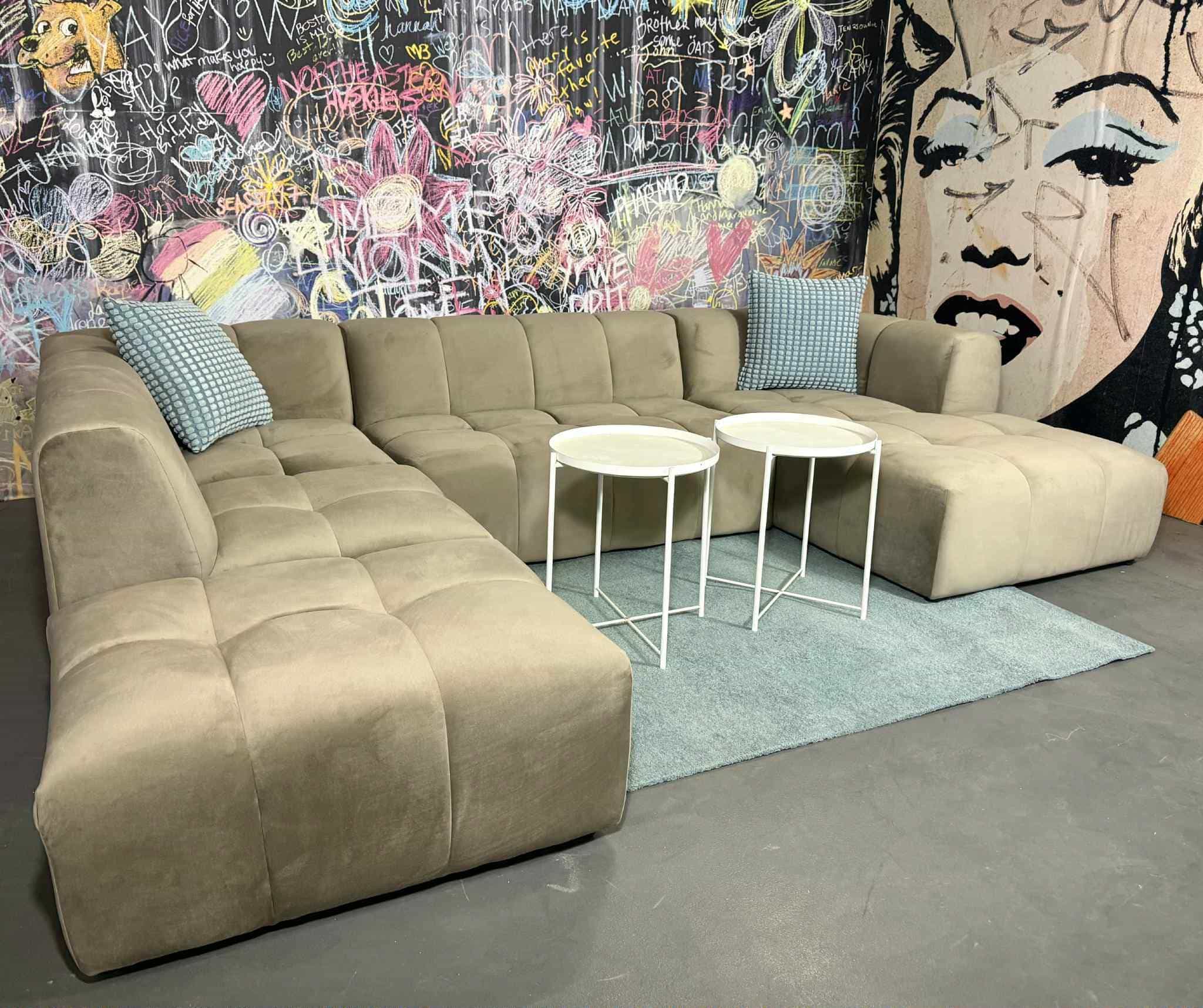 Wohnlandschaft New York Taupe Samtvelours von Myhomelando | Fotomodell