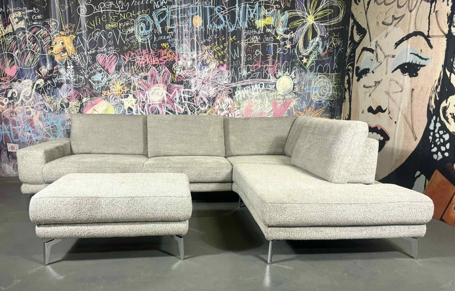 Sofa Soso Hellgrau mit Sitztiefenverstellung & Hocker | Mikrofaser Teddy-Stoff