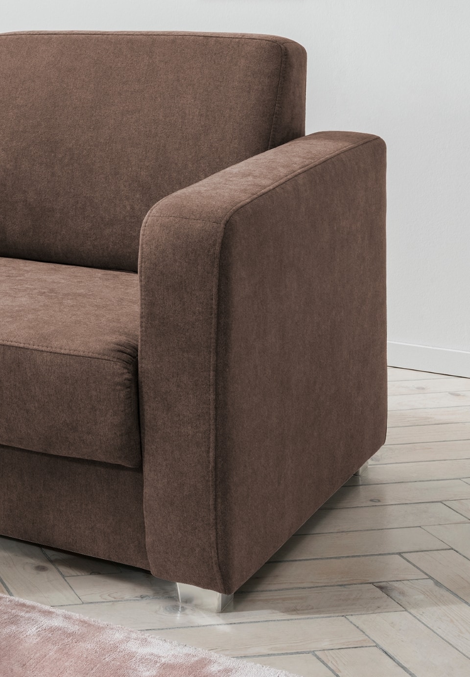 Benformato_Mia_2F_3603-5 Warmes Braun: Das Sofa Mia von Benformato - Perfektion in jedem Detail