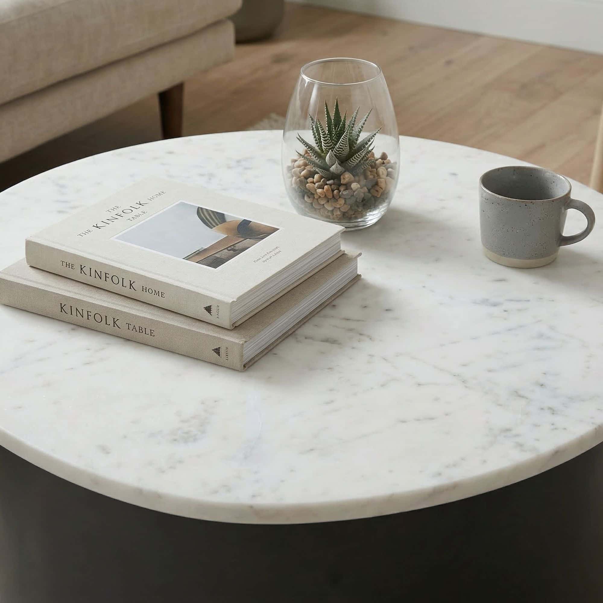 Couchtisch Schwarz 63cm mit weißer Marmor Tischplatte - Wohnzimmertisch Alu organische Form - Sofatisch Aluminium modern - Design Beistelltisch Metallgestell Handmade