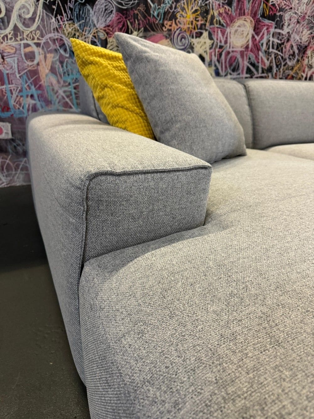 Ecksofa Airport Hellgrau – mit Kedernaht & Flachgewebe Ecksofa Airport Hellgrau – mit Kedernaht & Flachgewebe