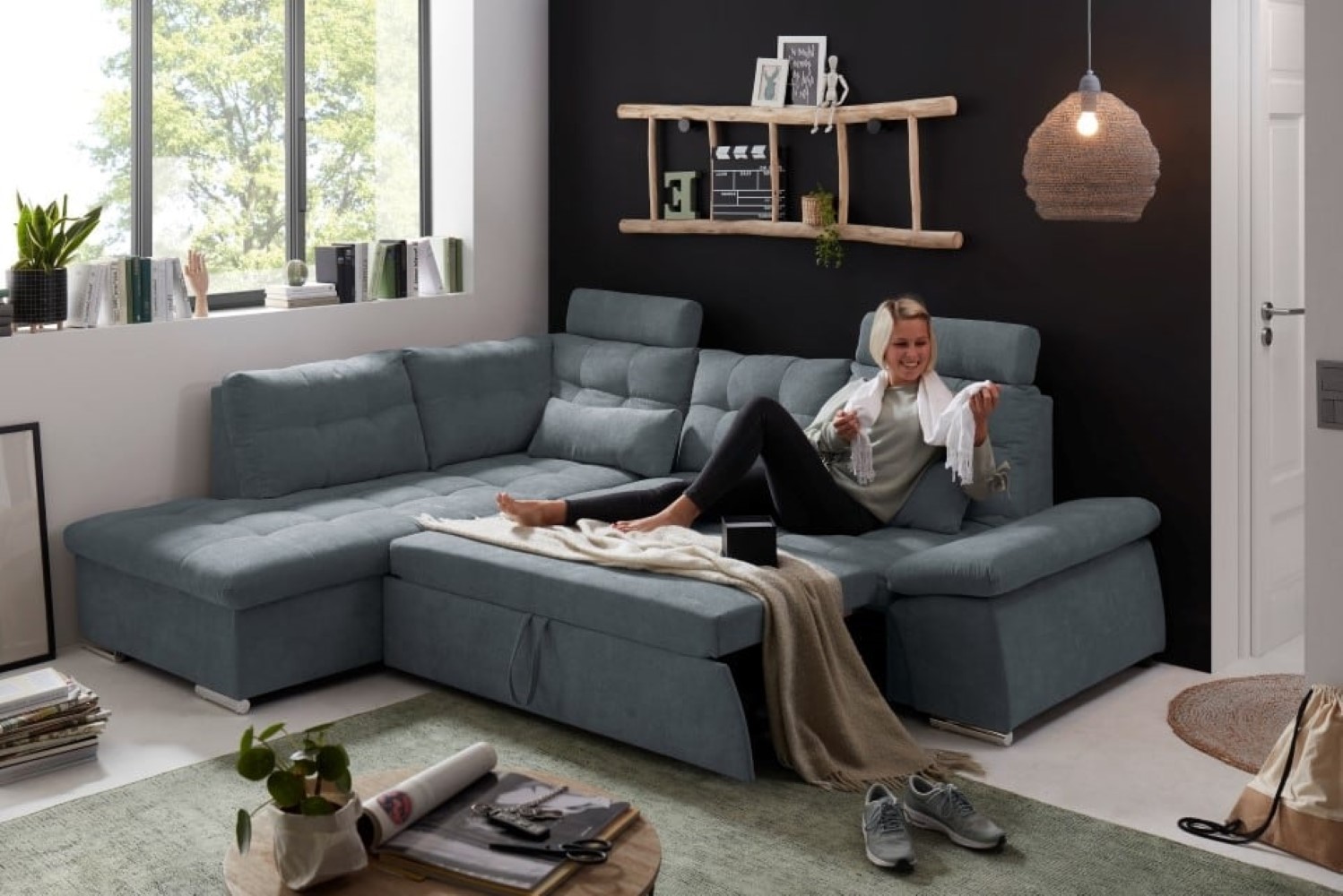 Nalo-2F-Rec_Uran-04-anthrazit_Milieu_ModelCO9QremtpoZek Entdecken Sie Komfort in Anthrazit: Nalo Schlafsofa von ED Exciting Design