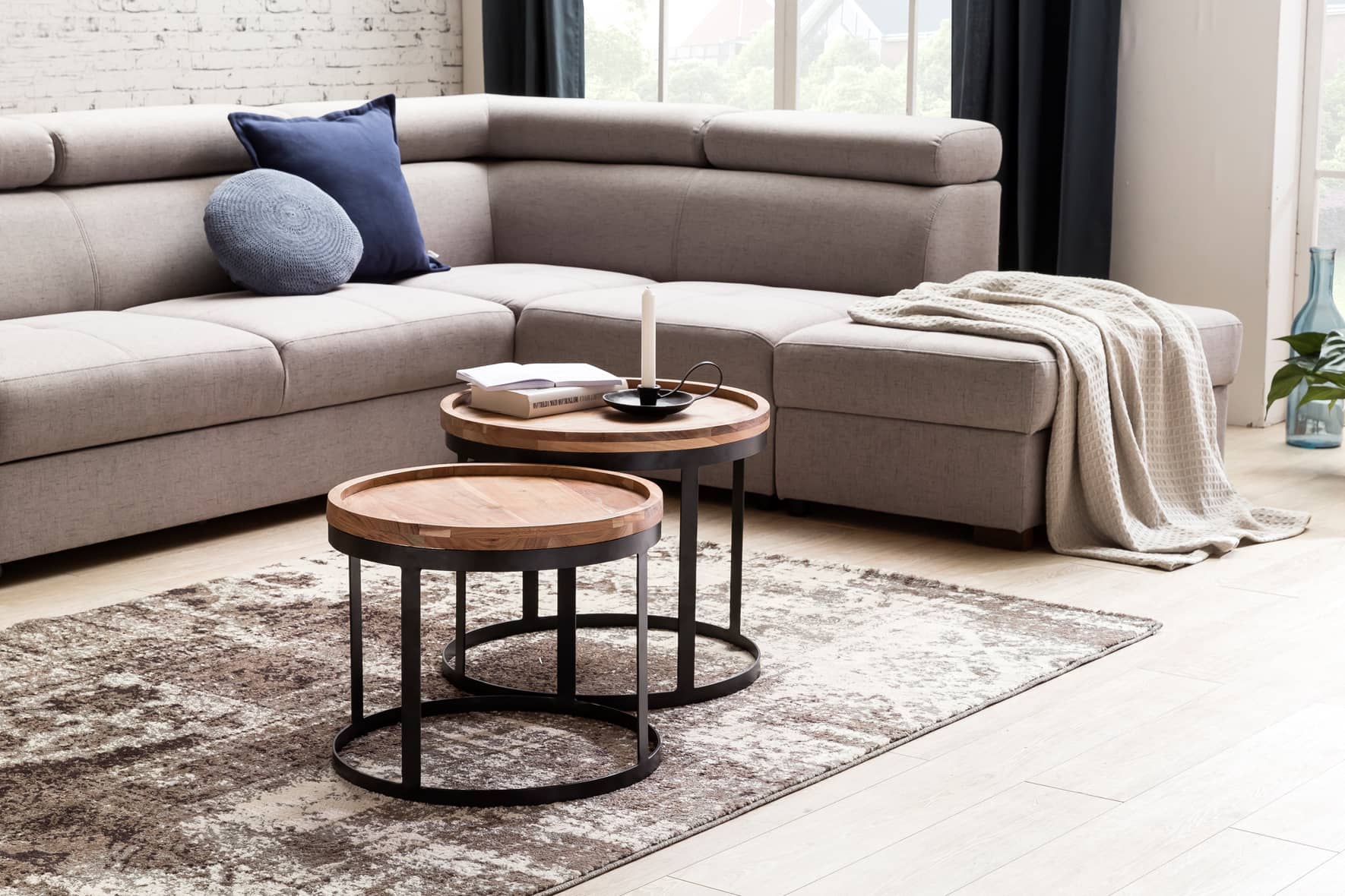 38563-WOHNLING-2er-Set-Beistelltische-AKOLA-Massivh 2er Set Beistelltische AKOLA Massivholz Akazie Wohnzimmertisch Landhausstil Anstelltisch Metallgestell Naturholz