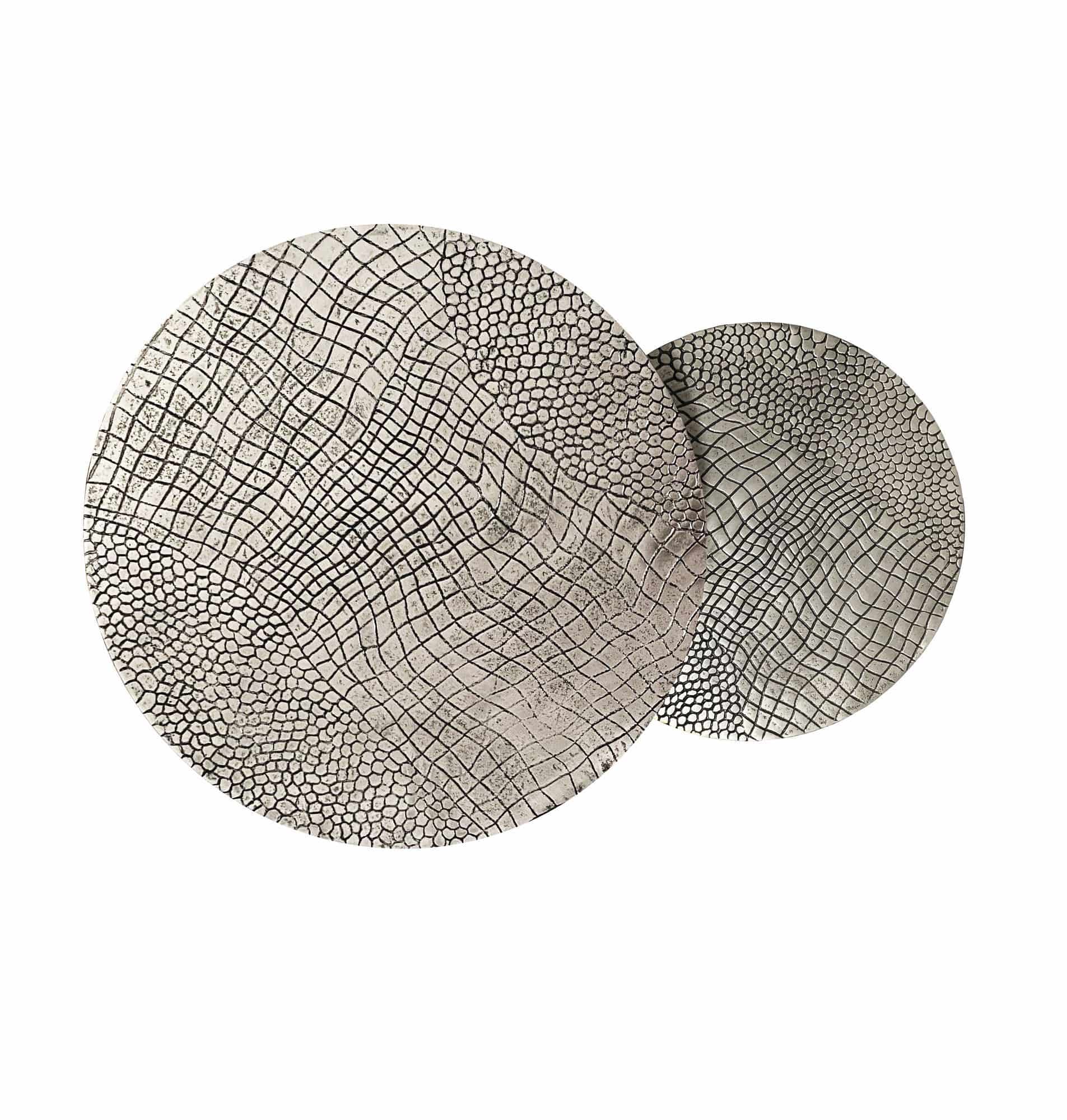 Satztisch Metall 2er Set rund silber - Couchtisch Aluminium Tischplatten mit Muster - Beistelltisch Sofatisch Alu modern - Wohnzimmertisch Eisen Gestell Handmade Satztisch Metall 2er Set rund silber - Couchtisch Aluminium Tischplatten mit Muster - Beistelltisch Sofatisch Alu modern - Wohnzimmertisch Eisen Gestell Handmade