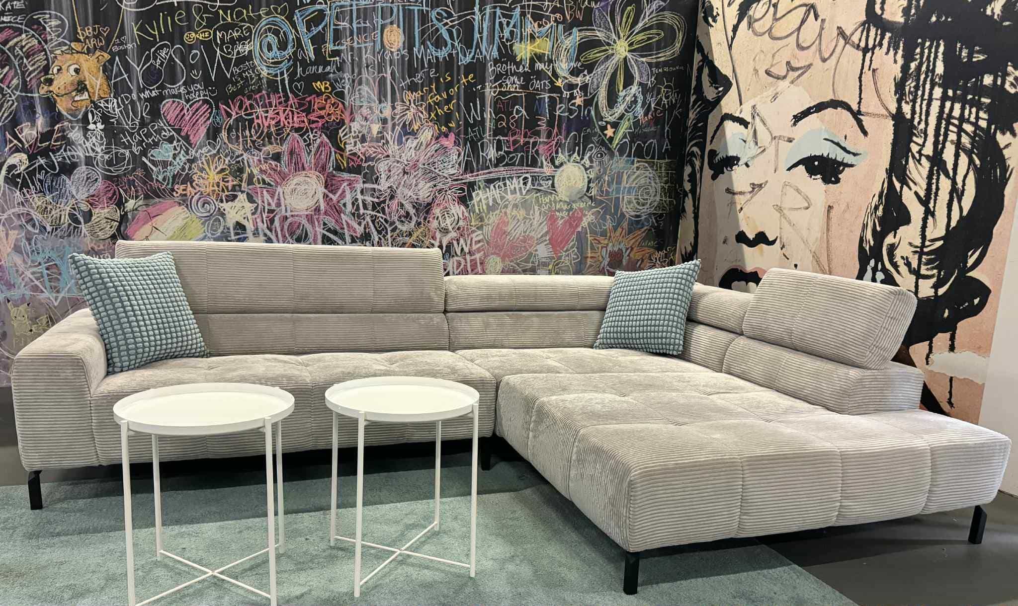 Ecksofa Alvio Sand Breitcord – Komfortsofa mit Kopflehnen Ecksofa Alvio Sand Breitcord – Komfortsofa mit Kopflehnen
