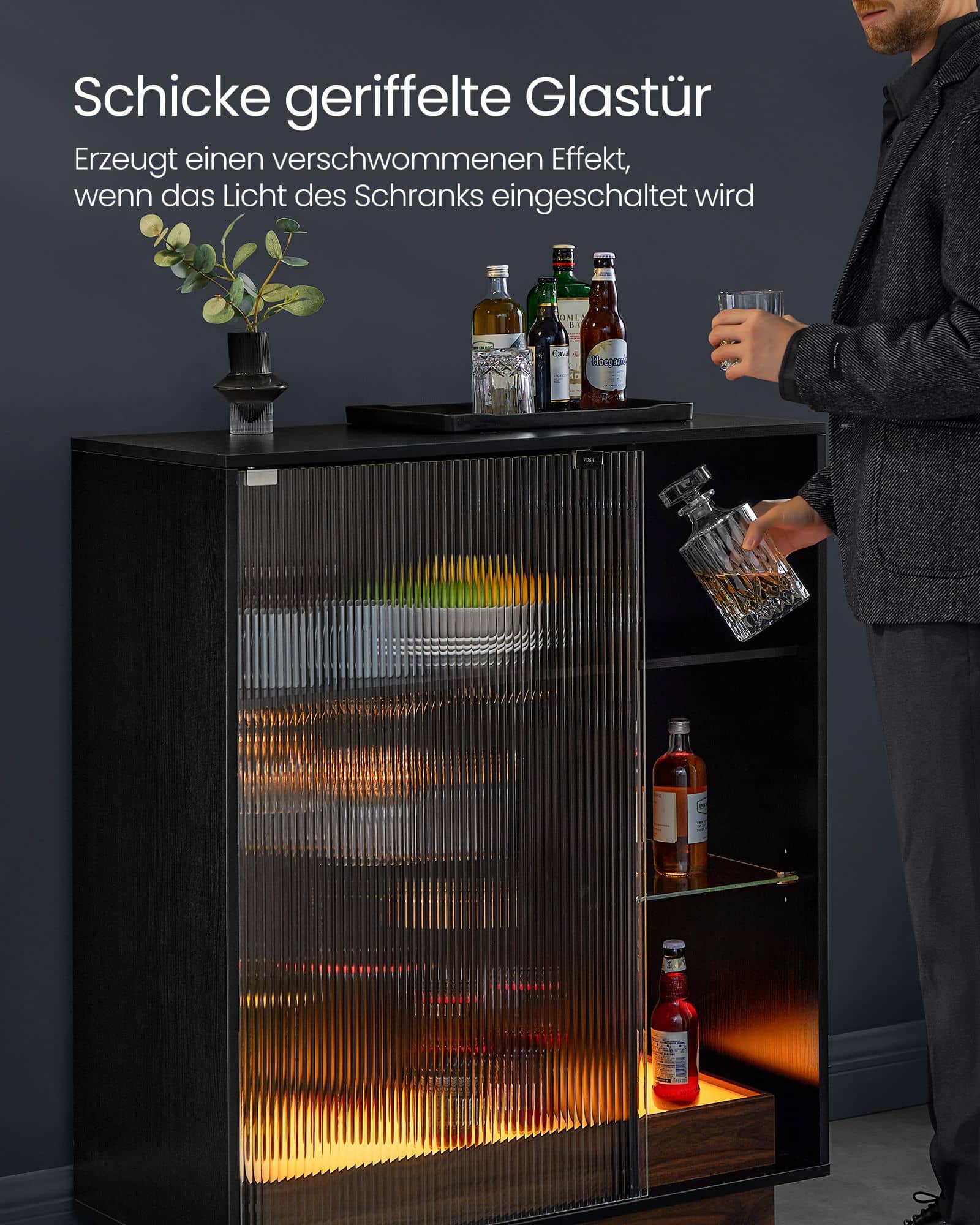 Weinschrank mit Beleuchtung und geriffelter Glastür Weinschrank mit Beleuchtung und geriffelter Glastür