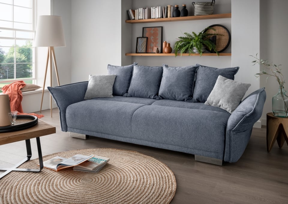 Benformato_Pera_4FAFBK_9759_ZK_9753-1 Hellblaues Big Sofa 'Pera' – Eleganz in Luxus-Mikrofaser
