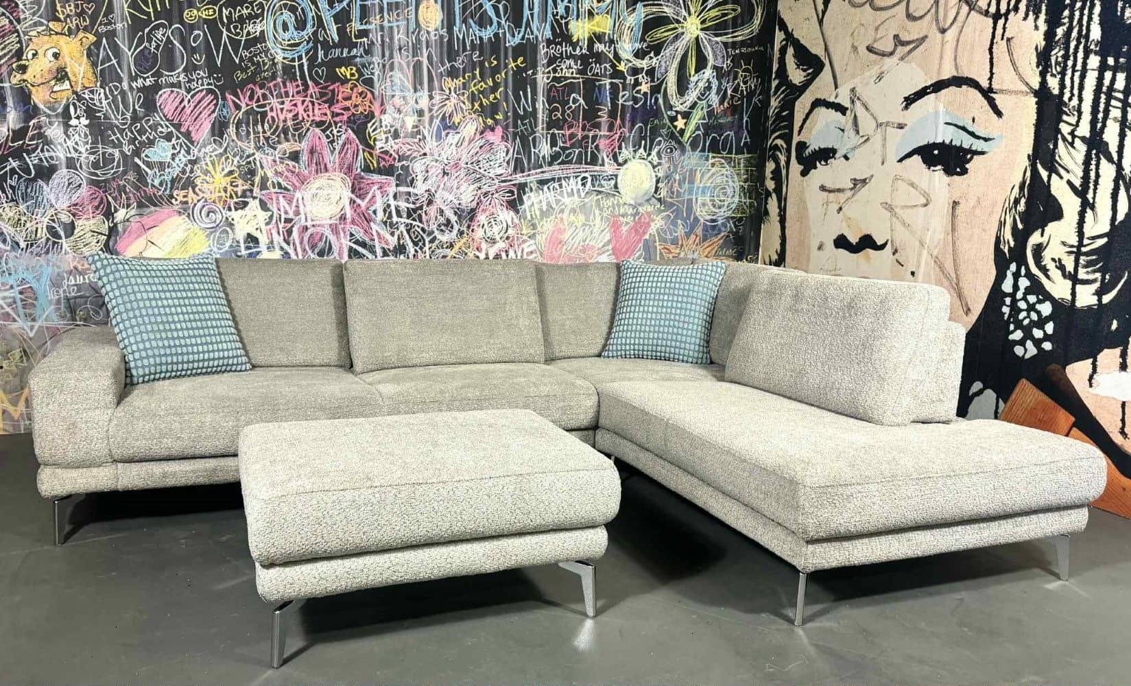 Sofa Soso Hellgrau mit Sitztiefenverstellung & Hocker | Mikrofaser Teddy-Stoff