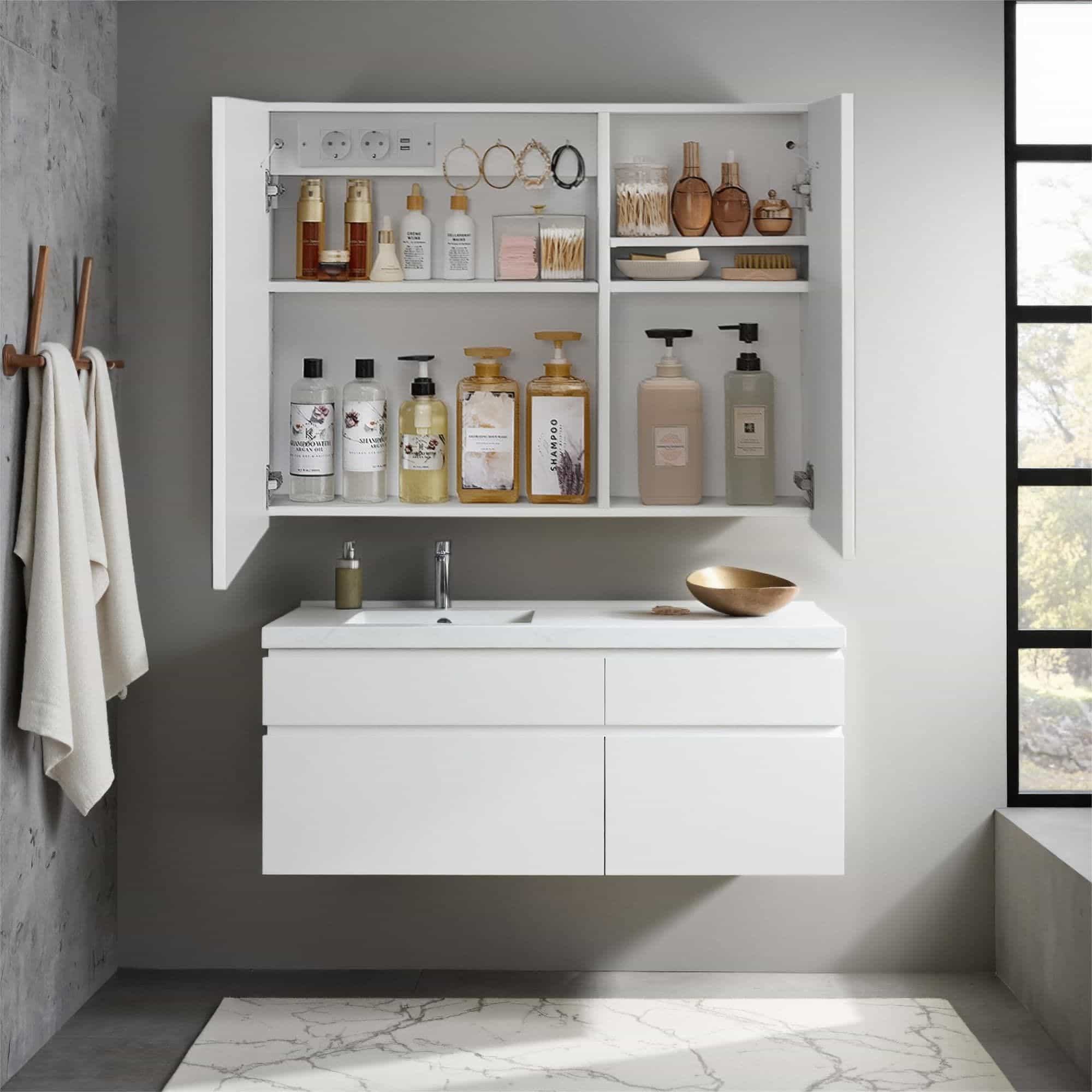 Spiegelschrank mit Beleuchtung und Steckdose Spiegelschrank mit Beleuchtung und Steckdose