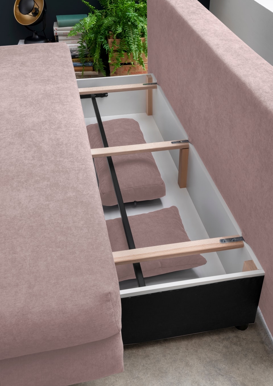 Benformato_Altona_2FBK_3612_F06-7 Mikrofaser Mango Flamingo: Sofa Altona von Benformato mit Schlaffunktion & Bettkasten