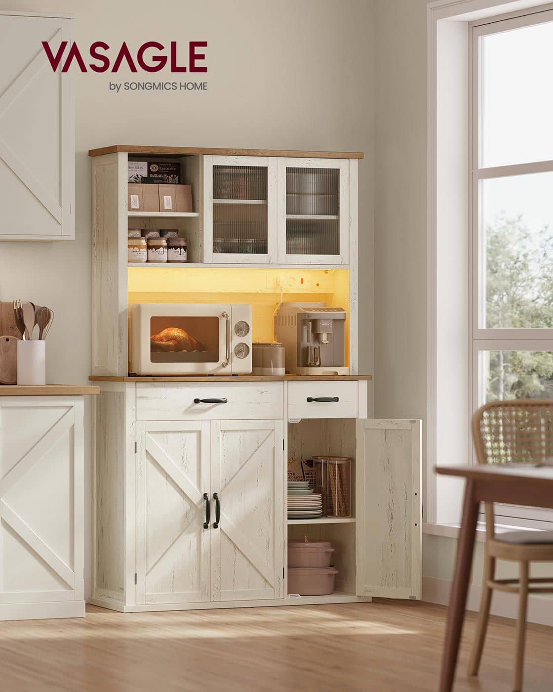 Sideboard mit Beleuchtung und Ladestation im Landhausstil Sideboard mit Beleuchtung und Ladestation im Landhausstil