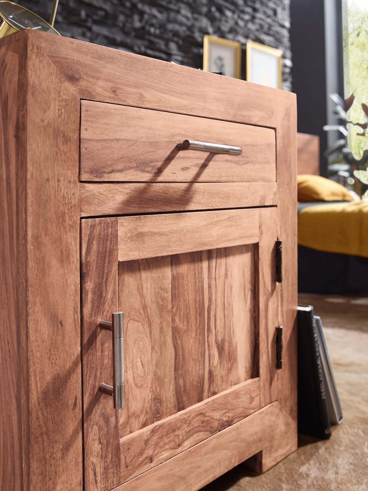 Nachttisch MUMBAI Massivholz Akazie Design Nachtkommode 60 cm mit Schublade und Tür Nachtschrank für Boxspringbett Nachttisch MUMBAI Massivholz Akazie Design Nachtkommode 60 cm mit Schublade und Tür Nachtschrank für Boxspringbett