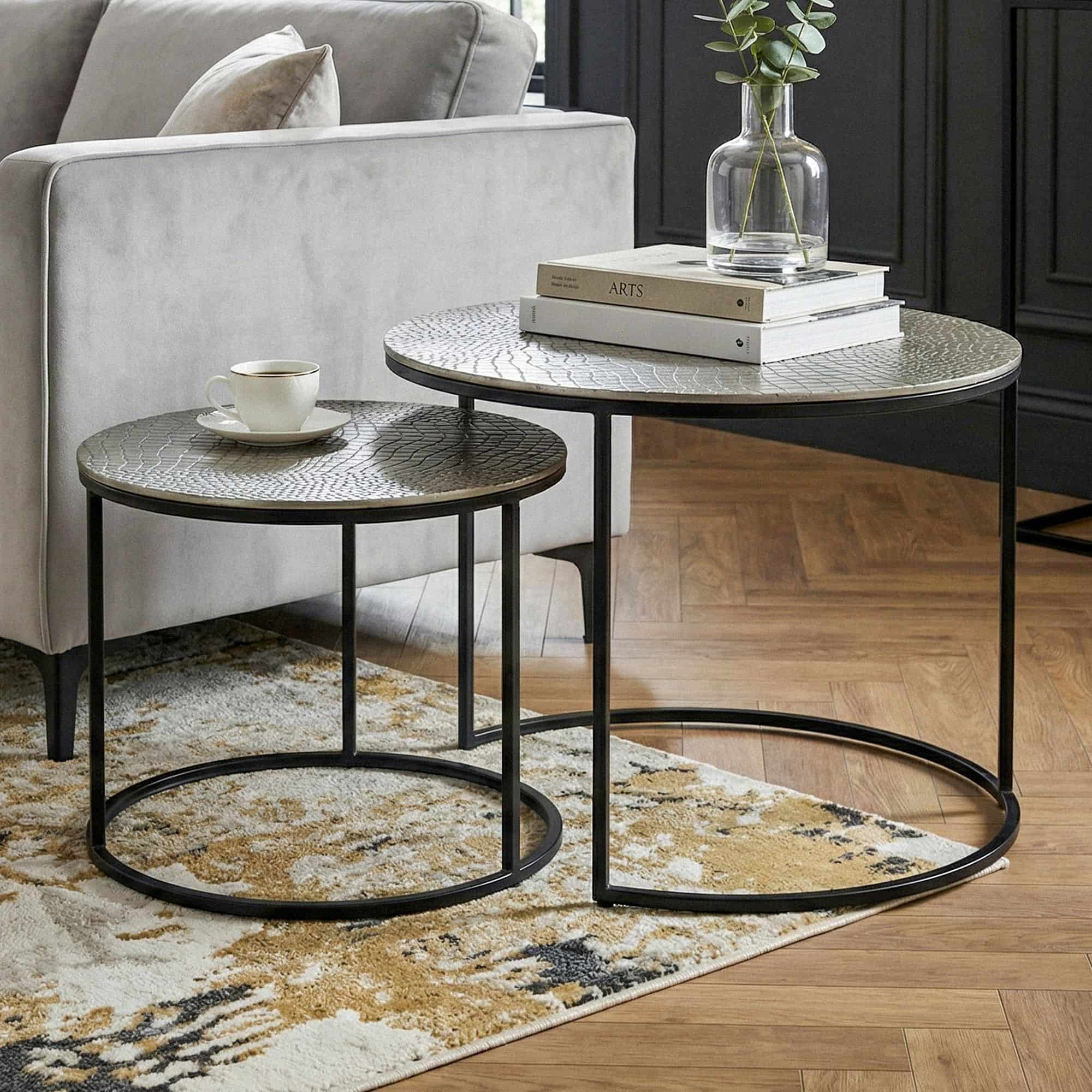 Satztisch Metall 2er Set rund silber - Couchtisch Aluminium Tischplatten mit Muster - Beistelltisch Sofatisch Alu modern - Wohnzimmertisch Eisen Gestell Handmade