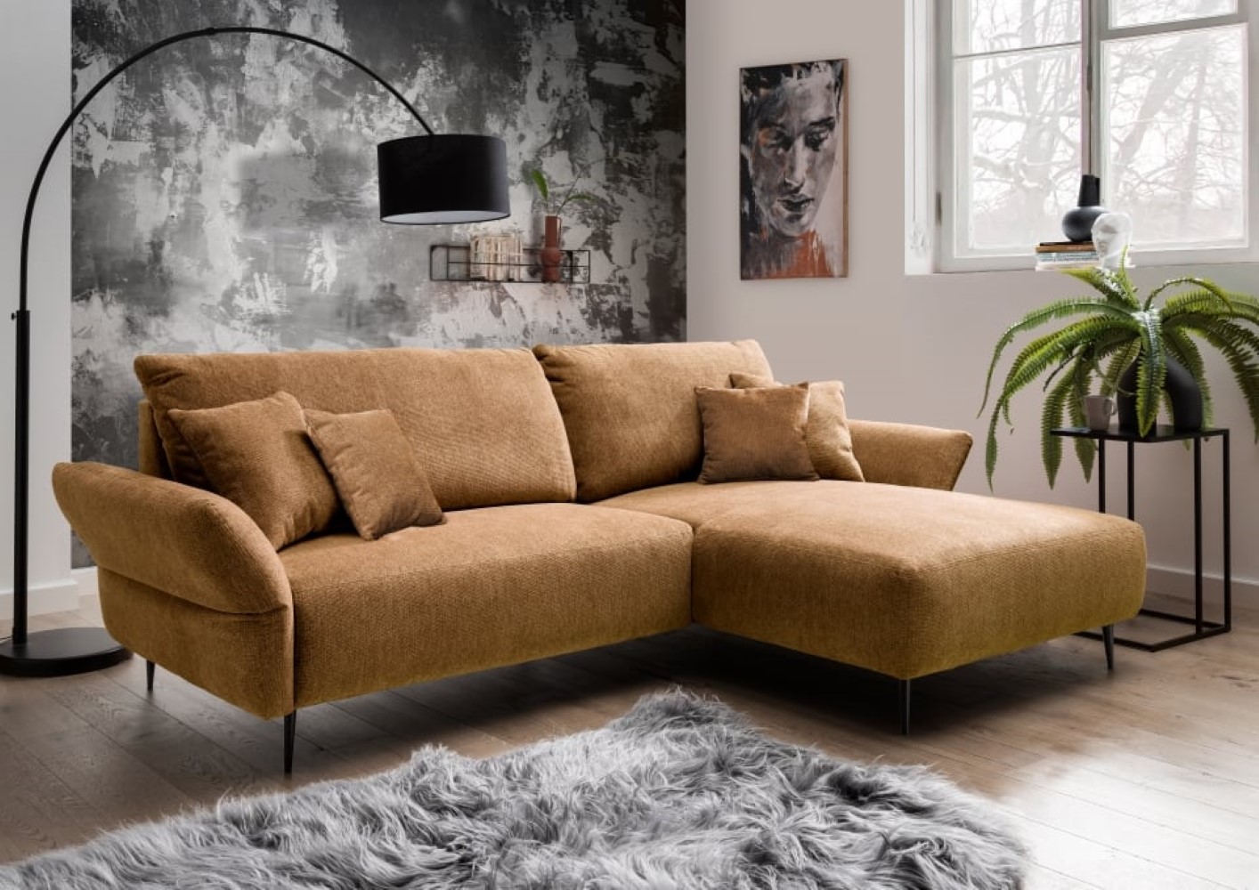 Benformato_Vanilla_2AF-RECAF_9760_ZK9760-1 Exotische Wärme: Benformato's Vardo Ecksofa in Mikrofaser mit verstellbaren Armlehnen – Farbe Curry