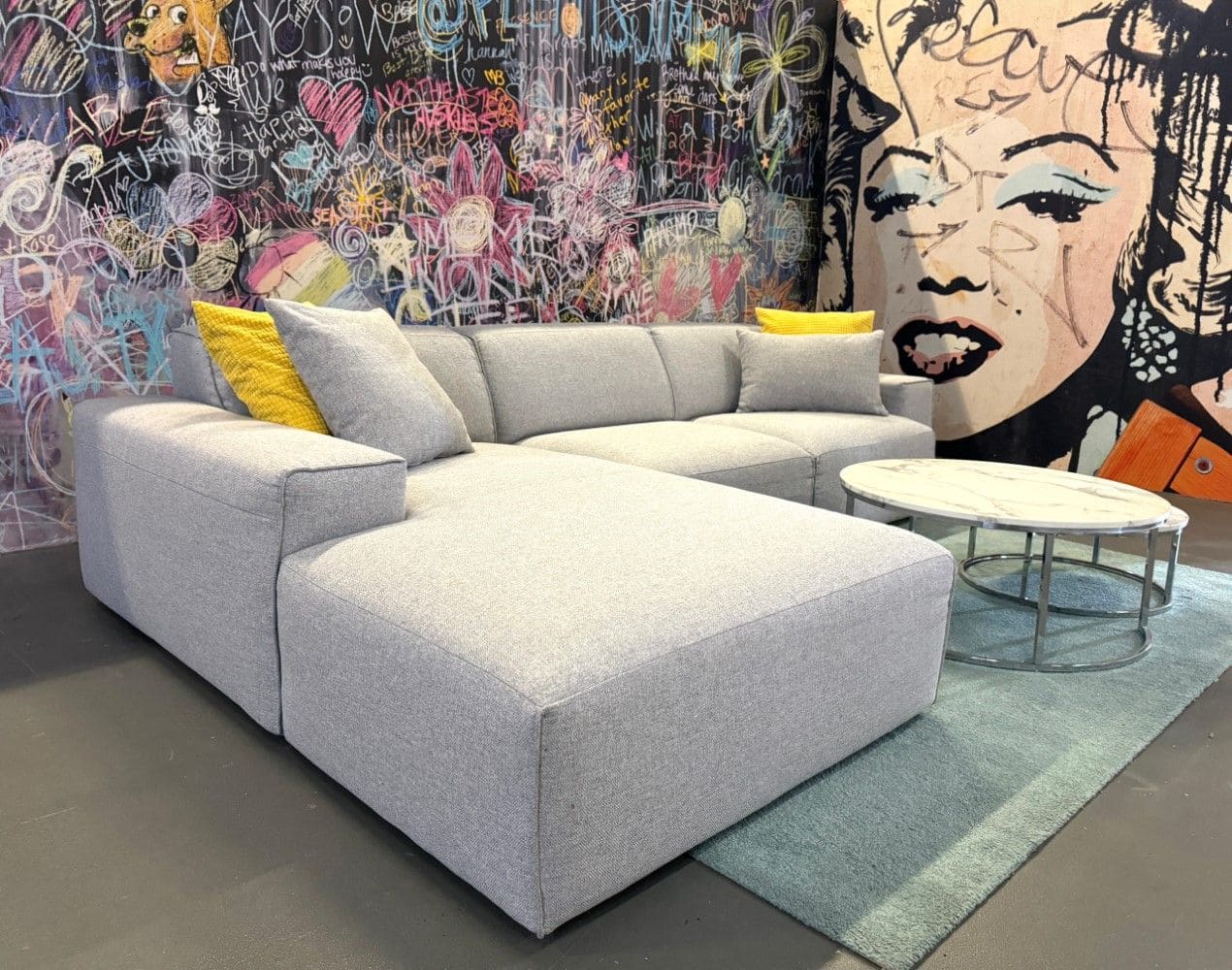 Ecksofa Airport Hellgrau – mit Kedernaht & Flachgewebe Ecksofa Airport Hellgrau – mit Kedernaht & Flachgewebe
