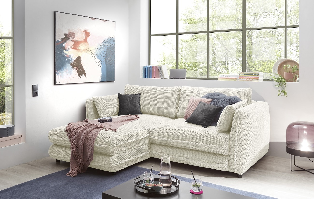 Kleines Ecksofa mit Schlaffunktion und Bettkasten Stanley Farbe Ivory – ED Exciting Design, beidseitig montierbar