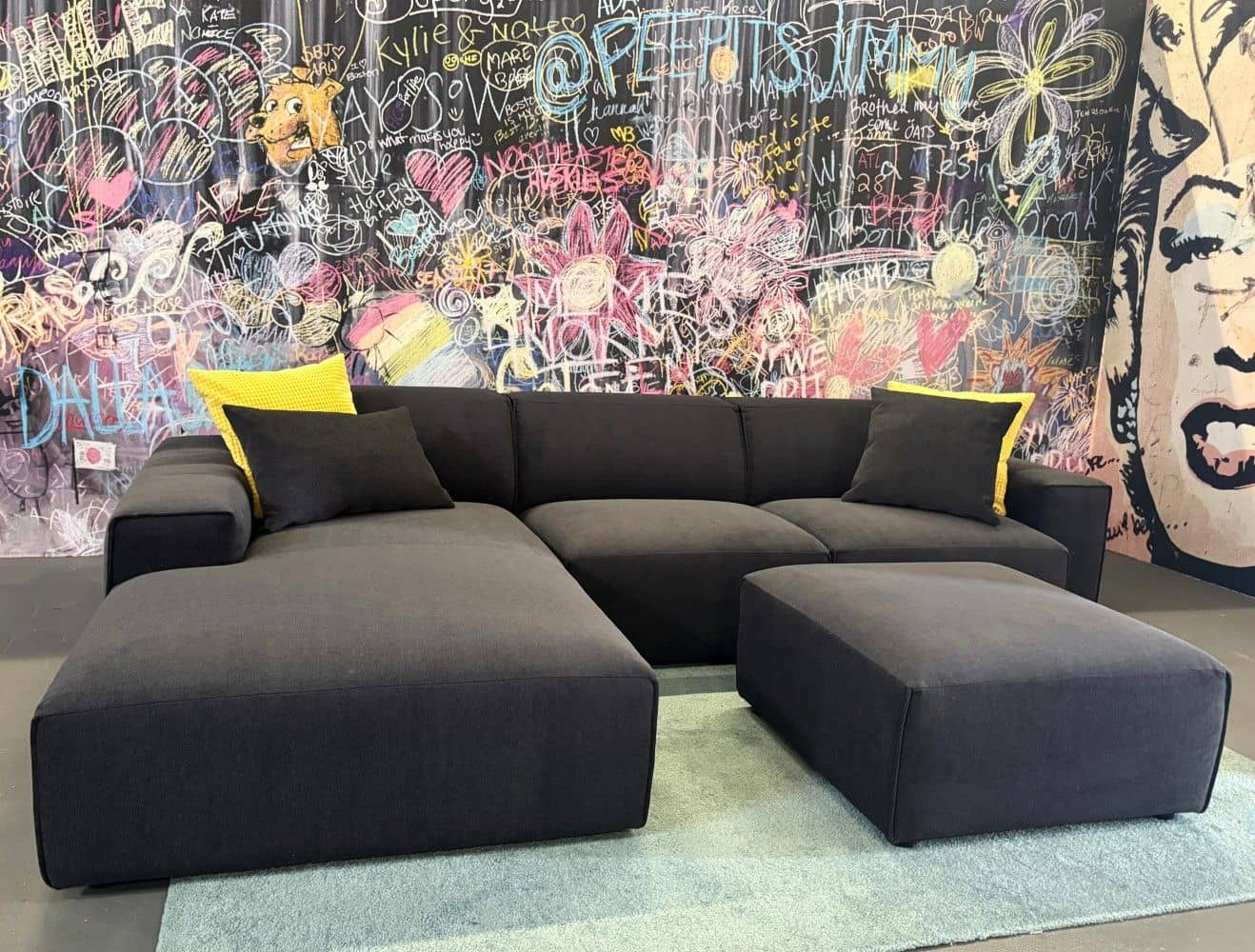 Ecksofa Airport Anthrazit – mit Kedernaht & optionalem Hocker Ecksofa Airport Anthrazit – mit Kedernaht & optionalem Hocker