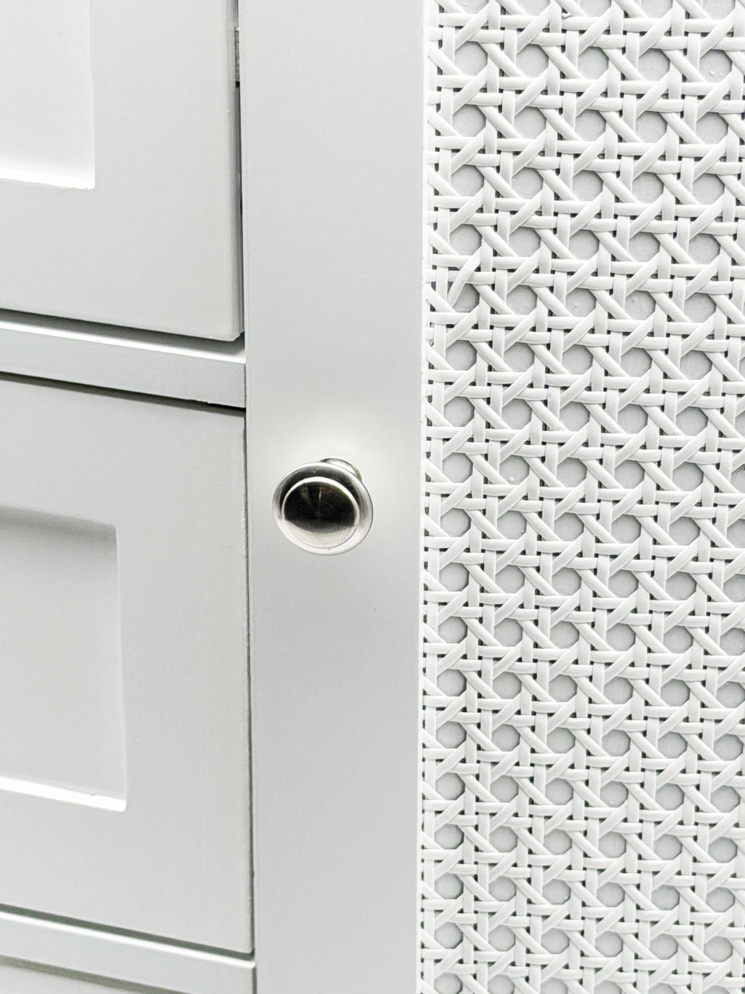 schmaler Standschrank mit Schubladen und Tür 55x80 cm – Aufbewahrungsschrank aus MDF Weiß – Kommode mit Rattan Geflecht – Schrank für Flur und Wohnzimmer – Schubladenkommode modern