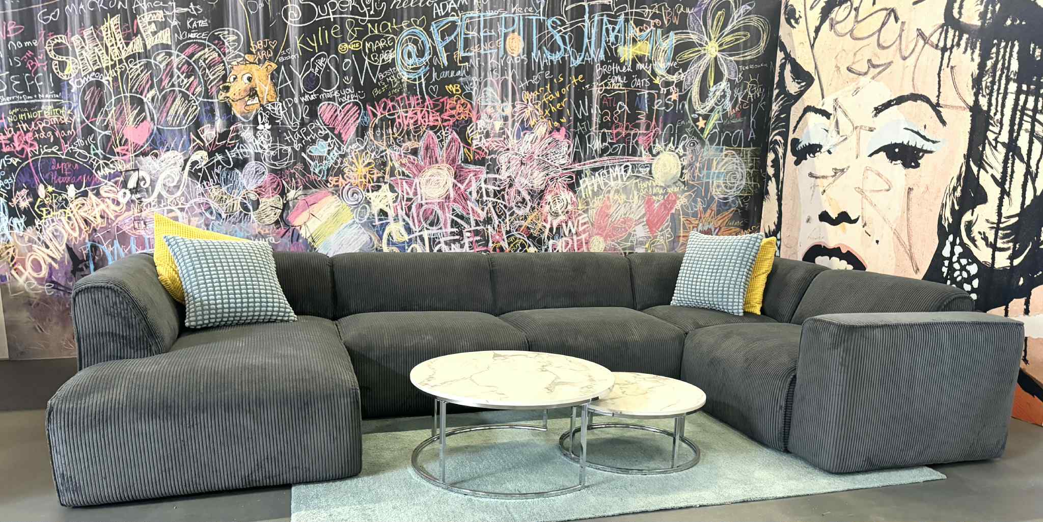Wohnlandschaft Maddox – Riesiges Feincord-Sofa in Grau, Bequem & Stilvoll Wohnlandschaft Maddox – Riesiges Feincord-Sofa in Grau, Bequem & Stilvoll