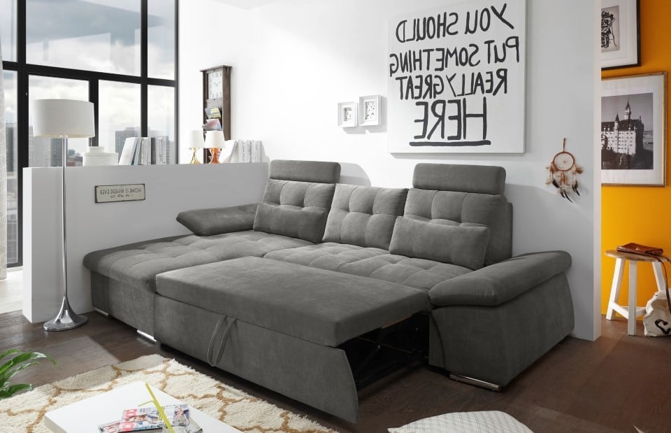 Nalo-LC_Uran-09-stone_Milieu_FunktQD91e1Ppa1si4 Natürliche Schönheit: Schlafsofa Nalo in Stone von ED Exciting Design – Mit Bettkasten, verstellbaren Armlehnen und exklusiver Uran Mikrofaser