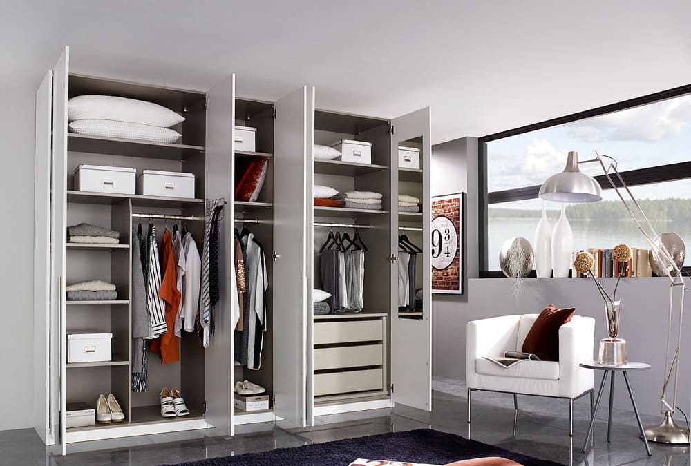 5-türiger Kleiderschrank Montclar - Drehtürenschrank mit integrierten Schubkasteneinsatz, Innenspiegel und Wäscheeinteilung von Rauch