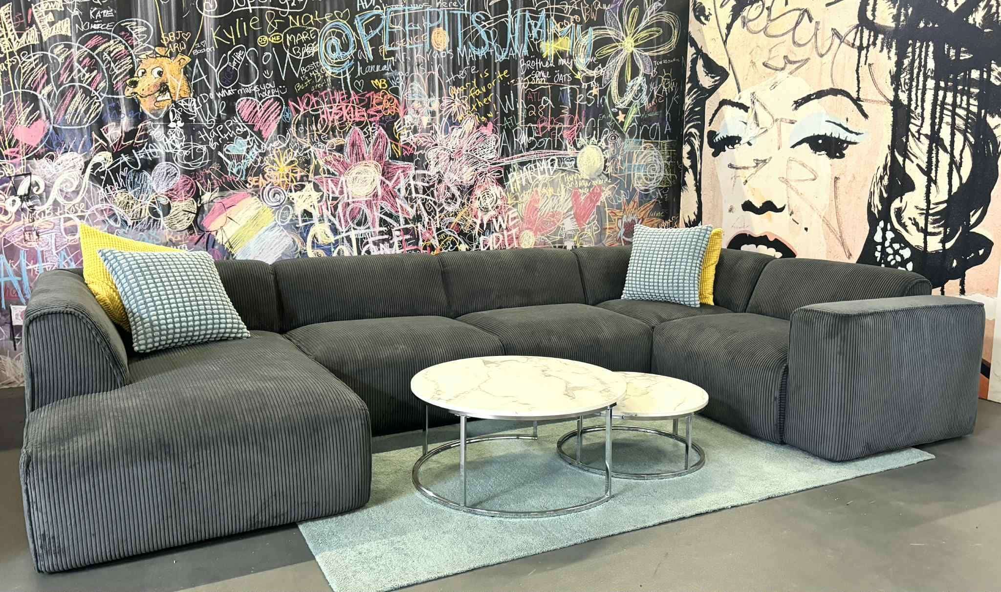 Wohnlandschaft Maddox – Riesiges Feincord-Sofa in Grau, Bequem & Stilvoll Wohnlandschaft Maddox – Riesiges Feincord-Sofa in Grau, Bequem & Stilvoll