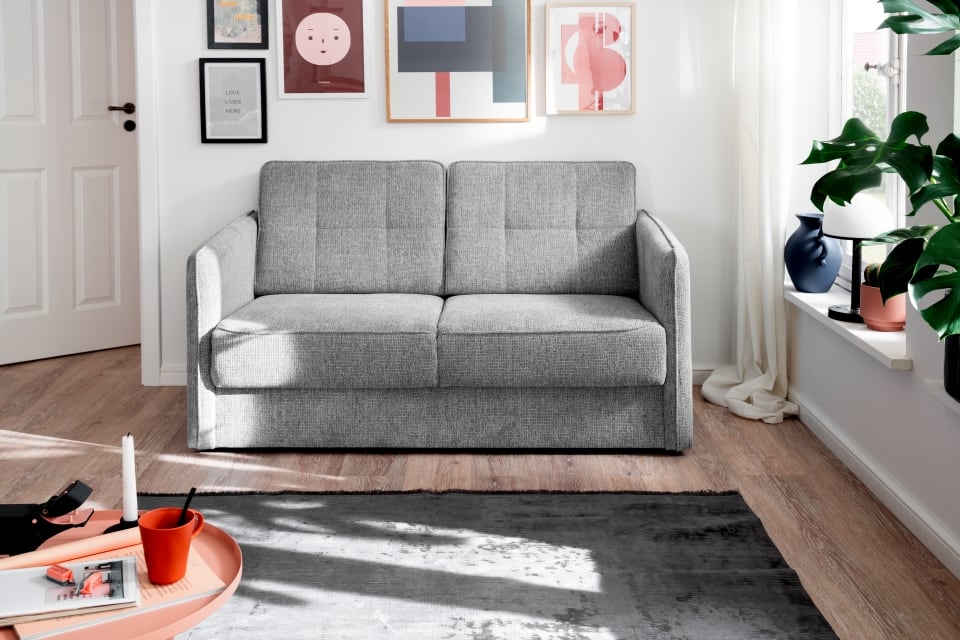 Benformato_Milano_2F_9752-1 Elegantes Sofa Milano in Silber: Luxus-Mikrofaser und Einzelausziehfunktionen