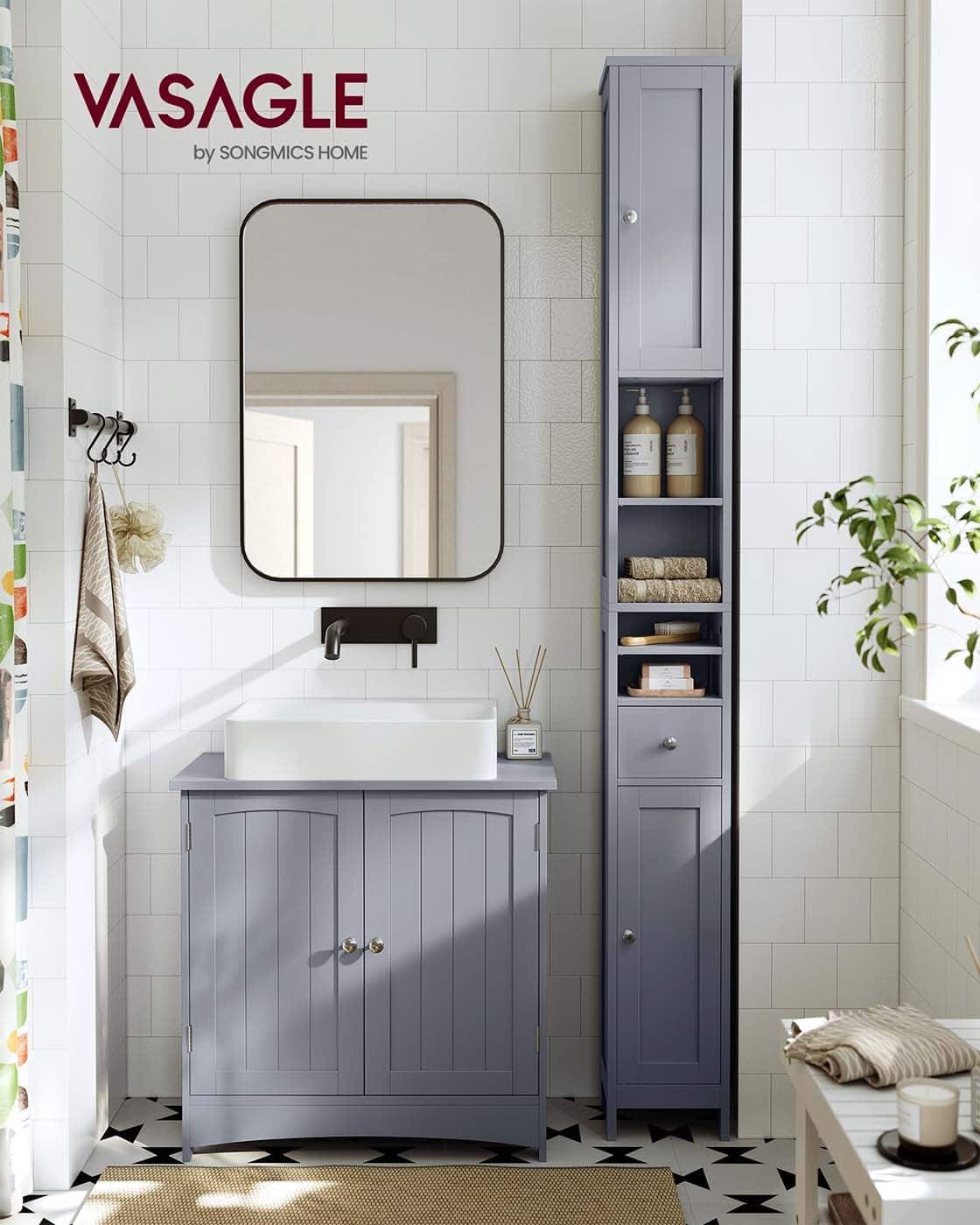 Badschrank mit verstellbaren Ablagen und offenen